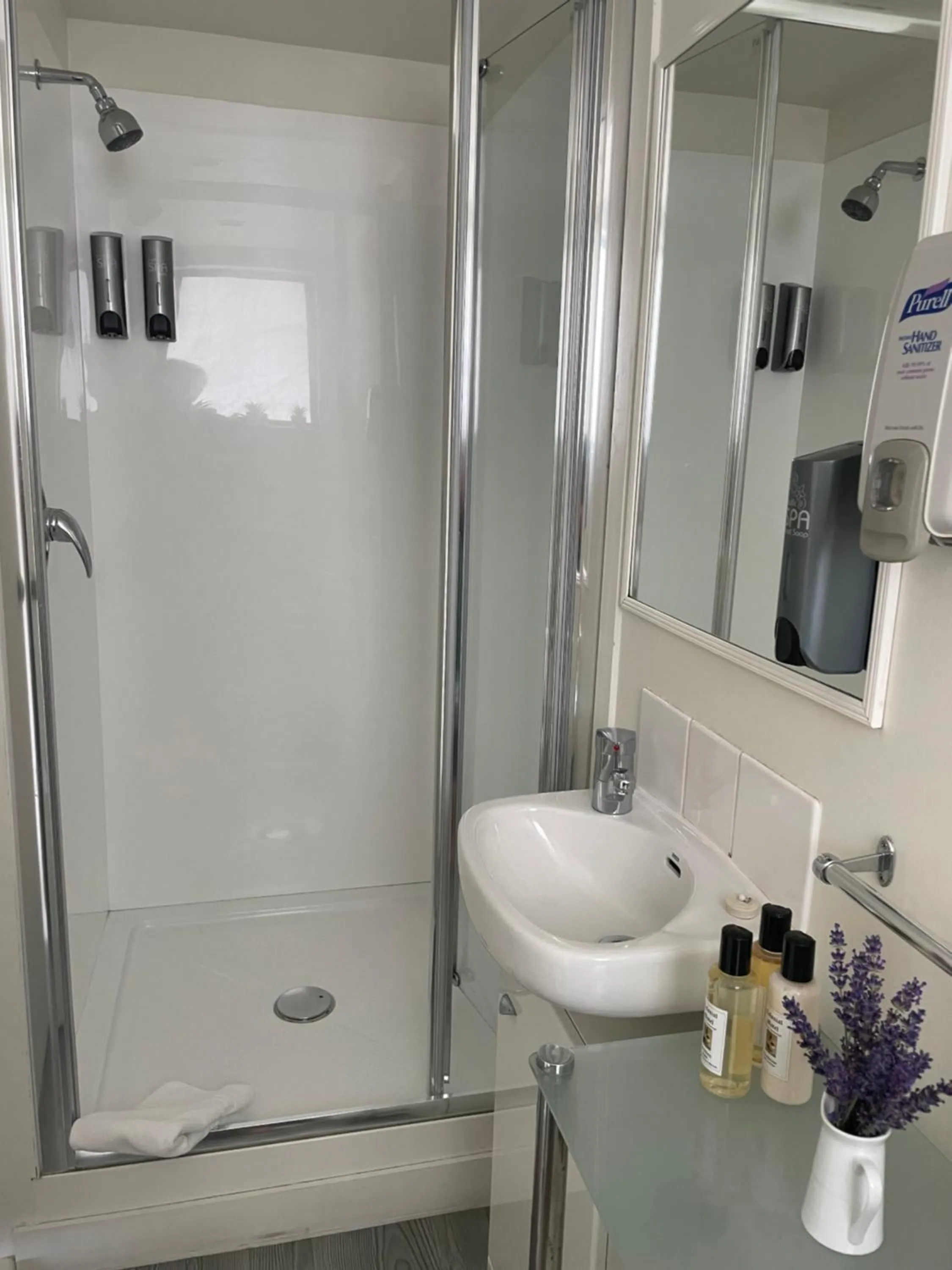 Bathroom in Colonial Motel