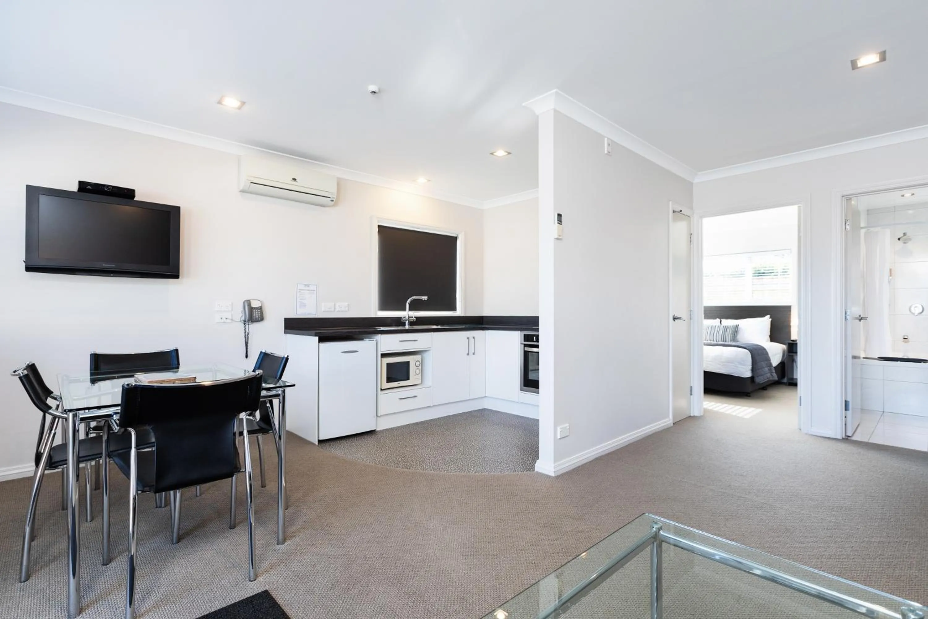 TV and multimedia in Beach Street Motel Apartments