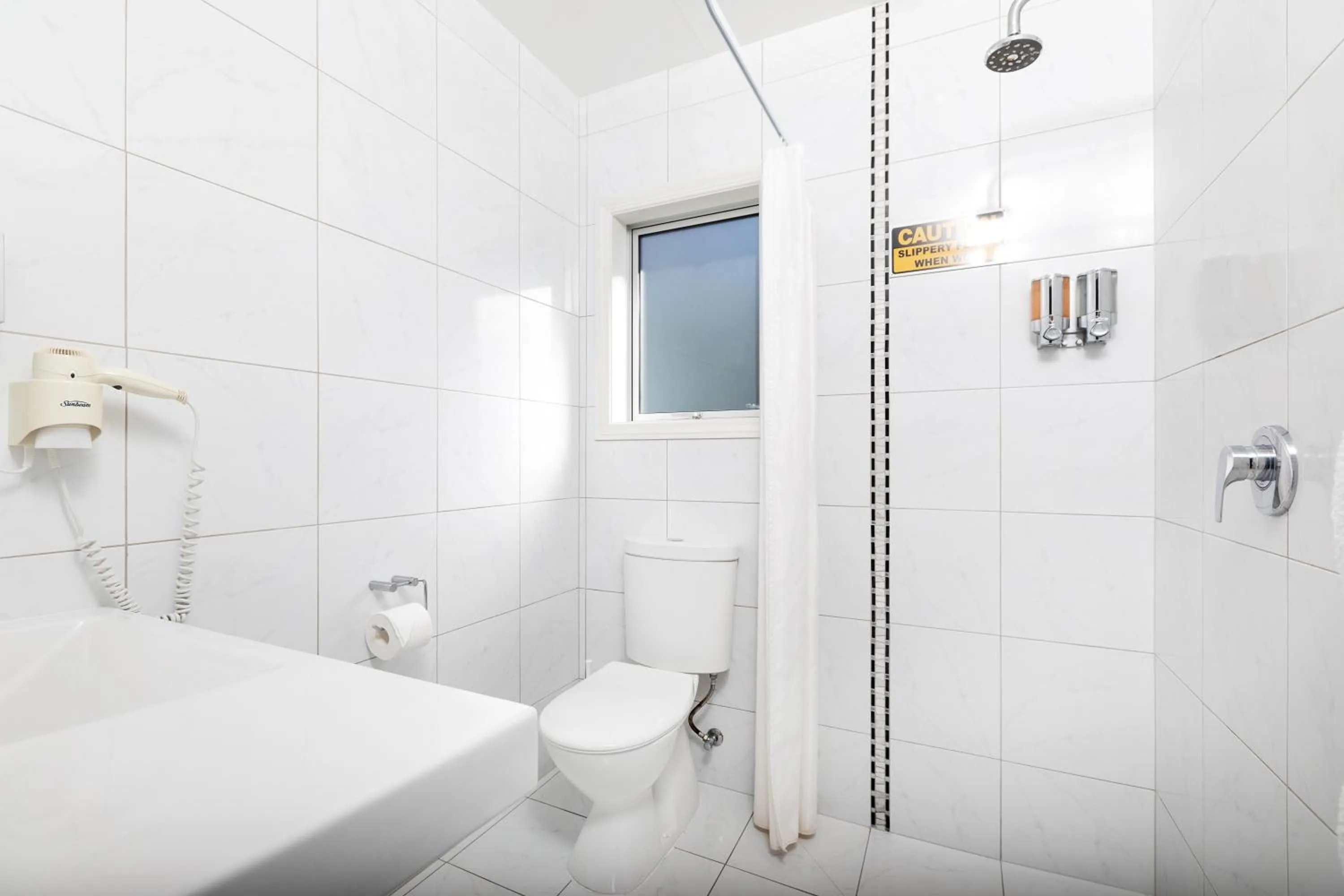 Shower in Beach Street Motel Apartments