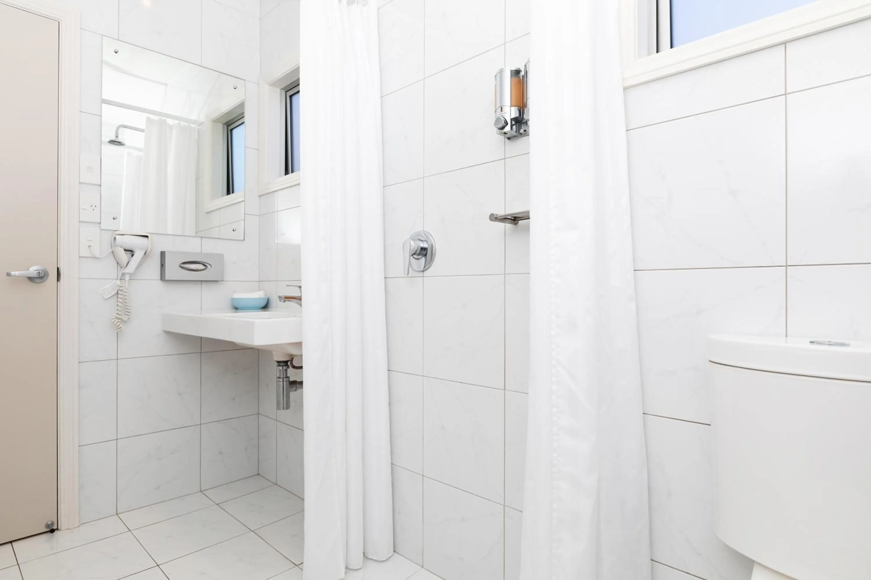 Shower in Beach Street Motel Apartments