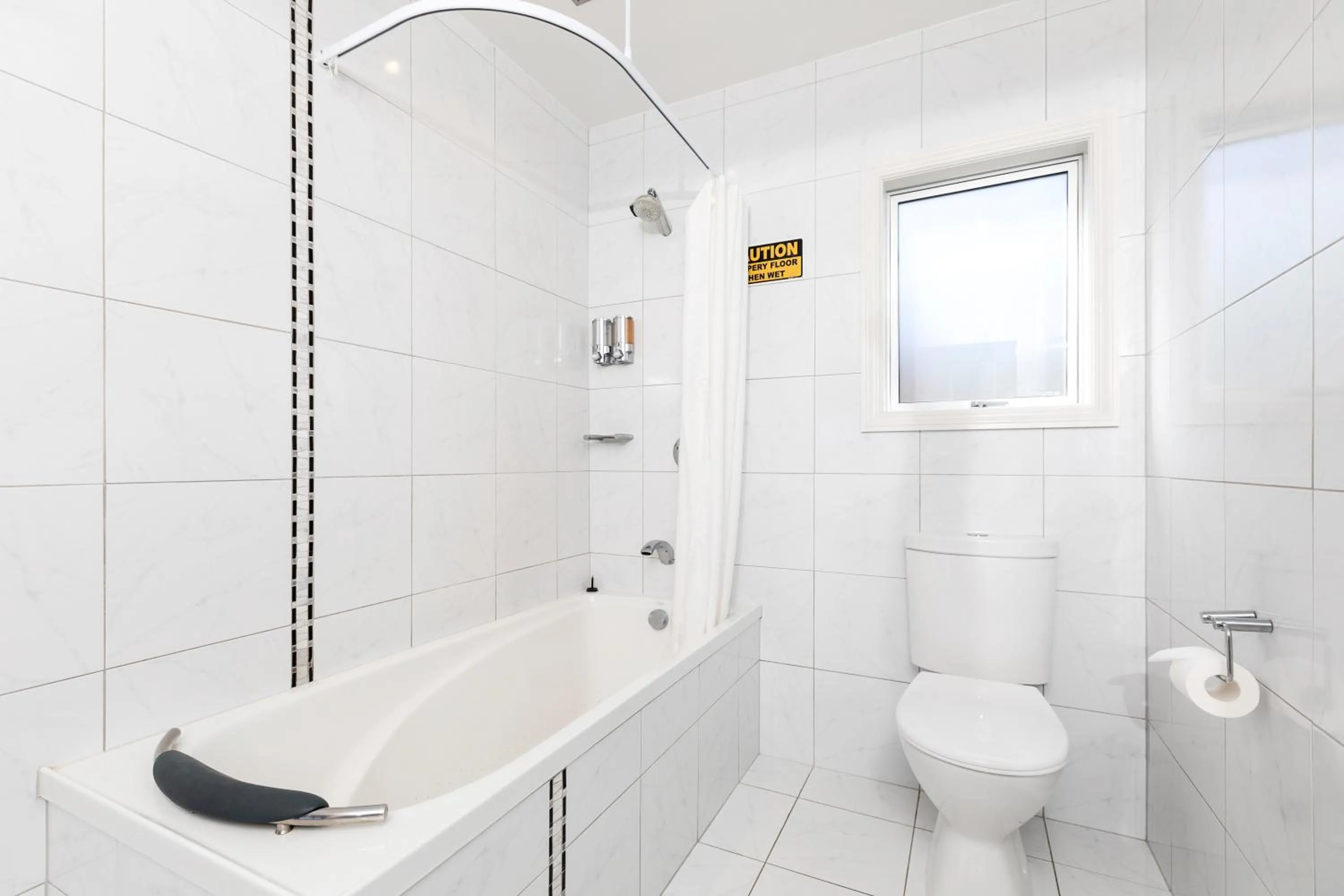 Shower in Beach Street Motel Apartments