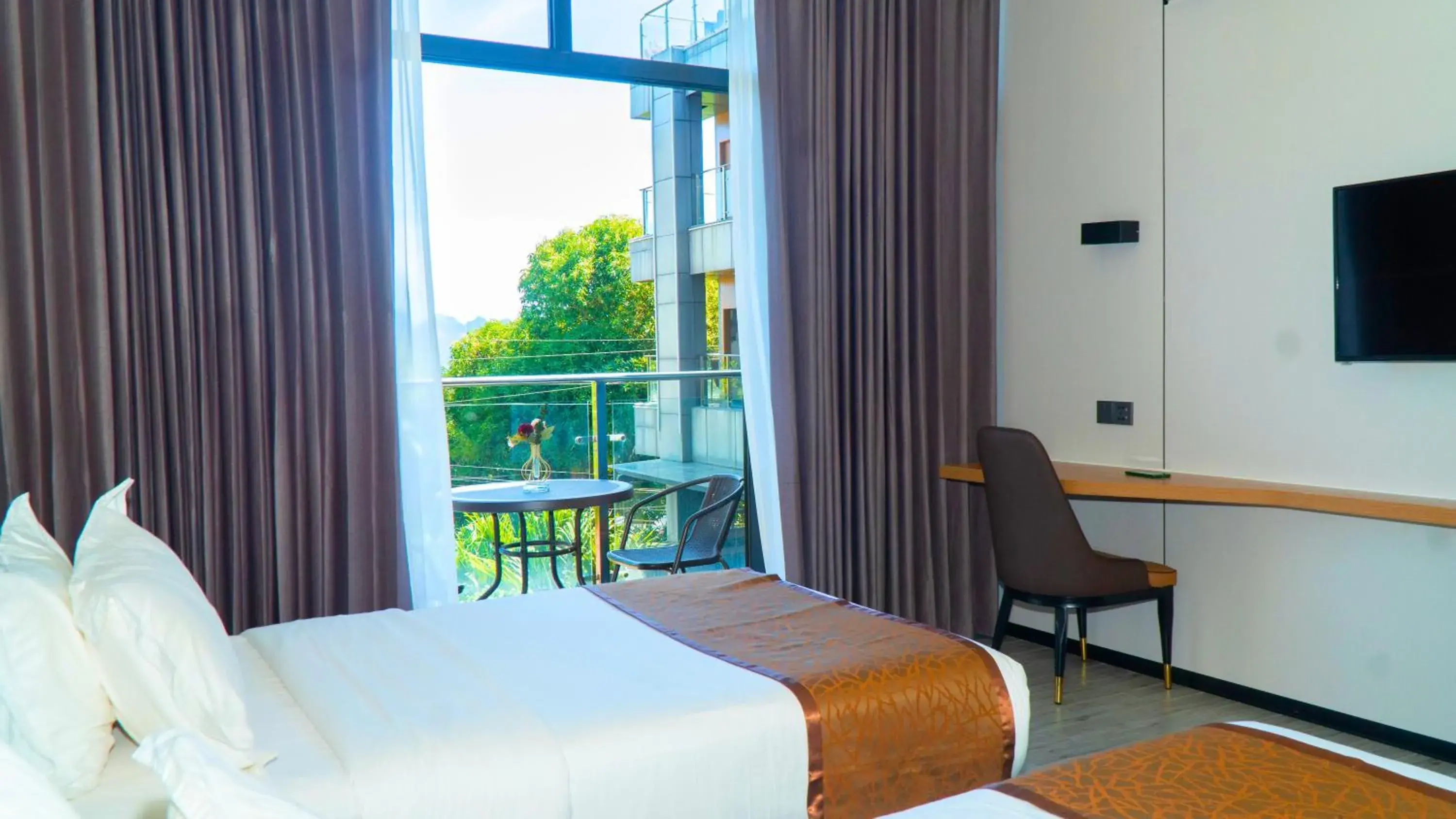 Balcony/Terrace, Bed in Vienna Hotel Balcony/Terrace, Bed in Vienna Hotel