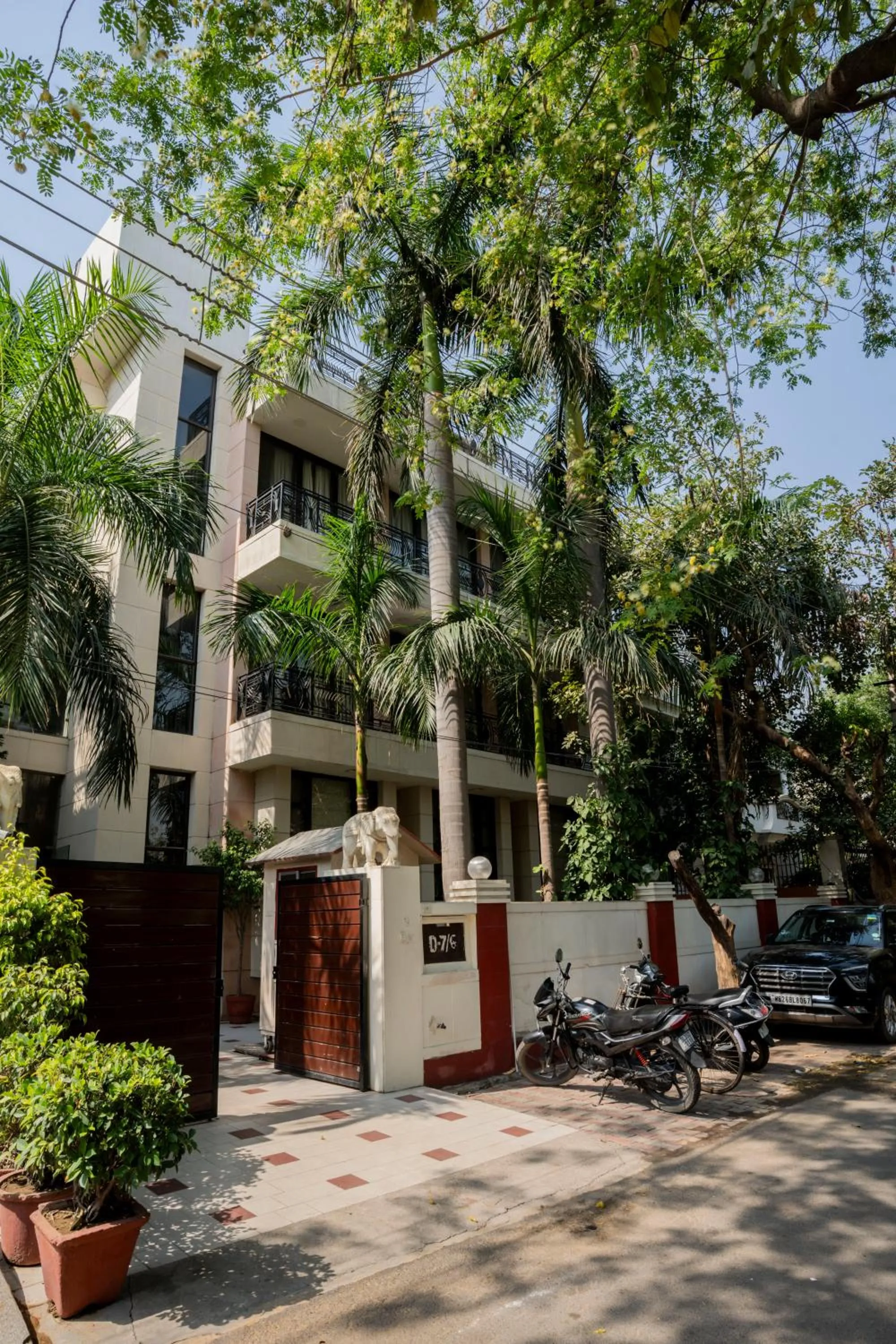 Facade/entrance in Ahuja Residency Parklane