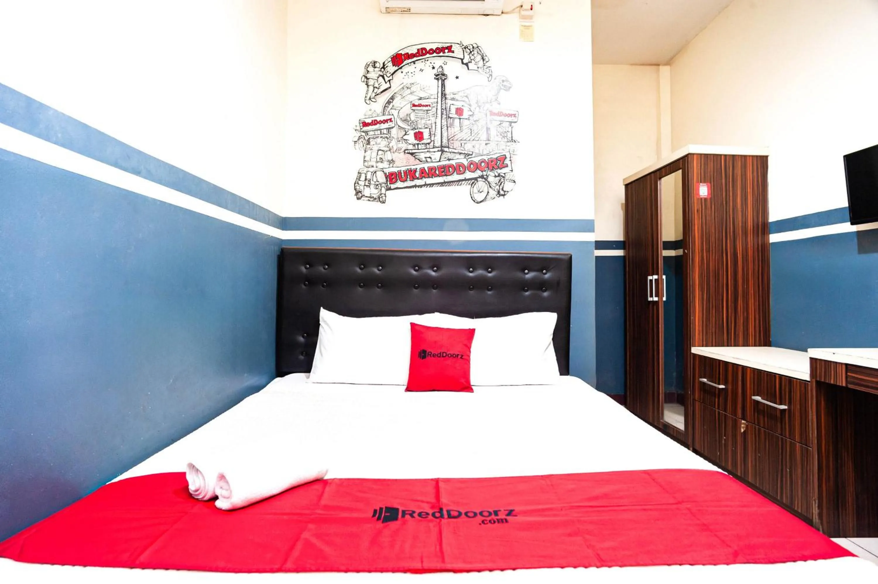 Bedroom, Bed in RedDoorz Plus near Universitas Indonesia