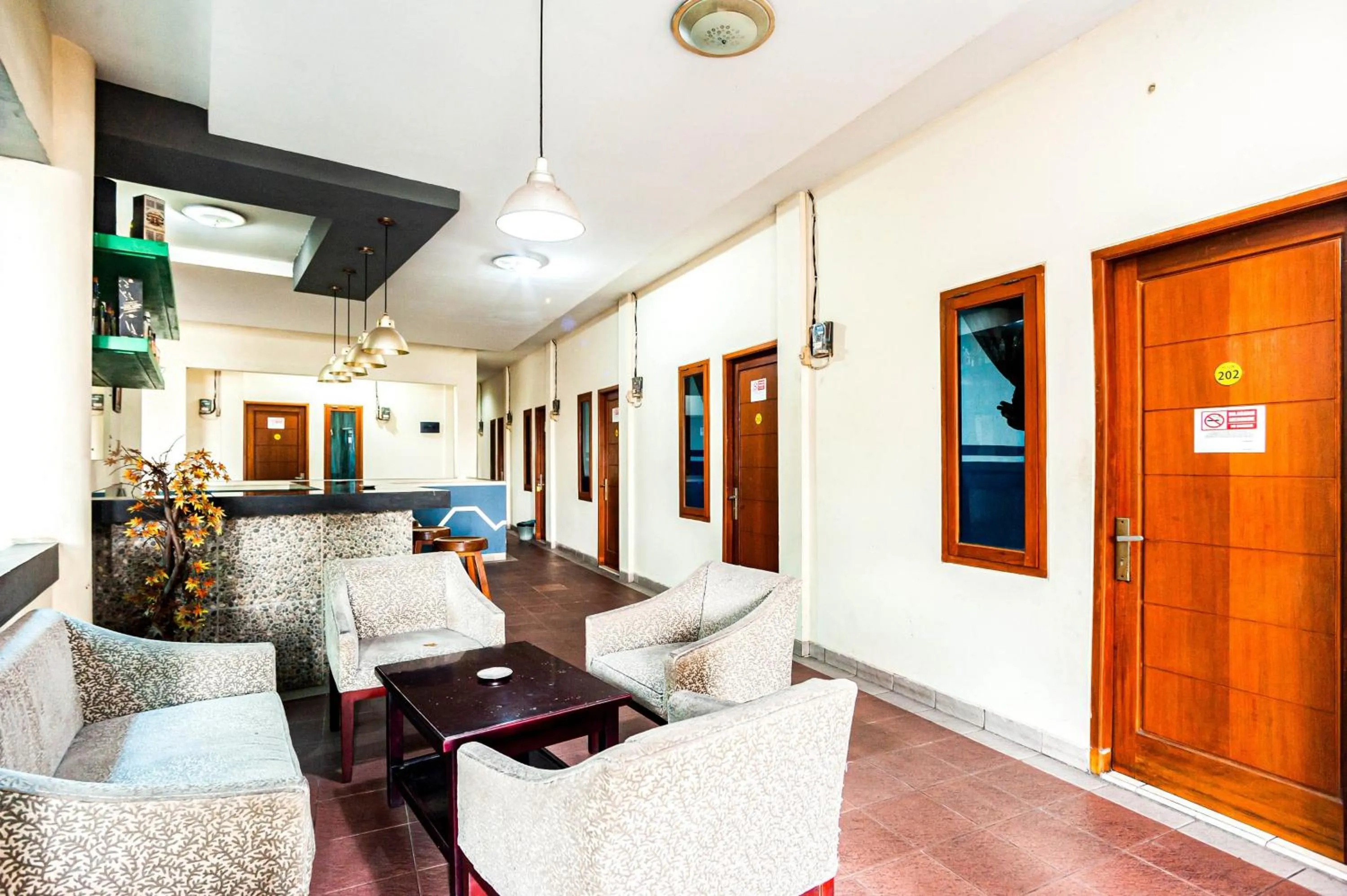 Seating area in RedDoorz Plus near Universitas Indonesia