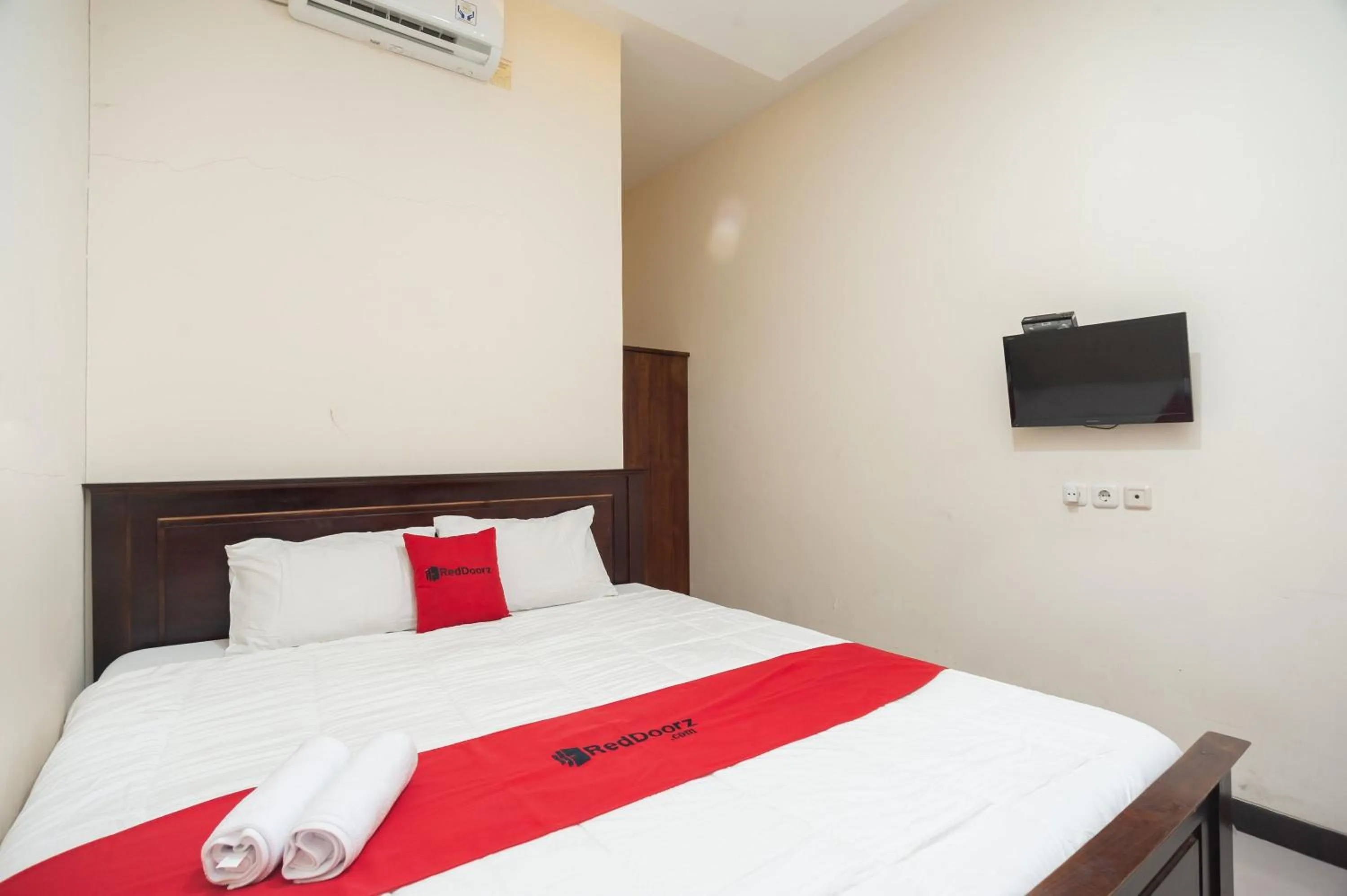 Bedroom, Bed in RedDoorz Plus near Universitas Indonesia