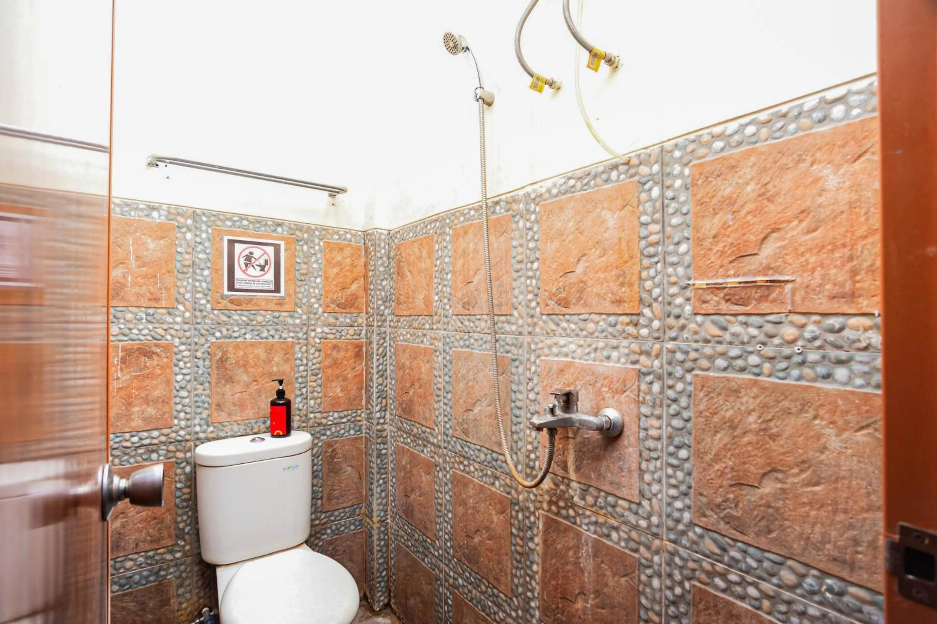 Bathroom in RedDoorz Plus near Universitas Indonesia