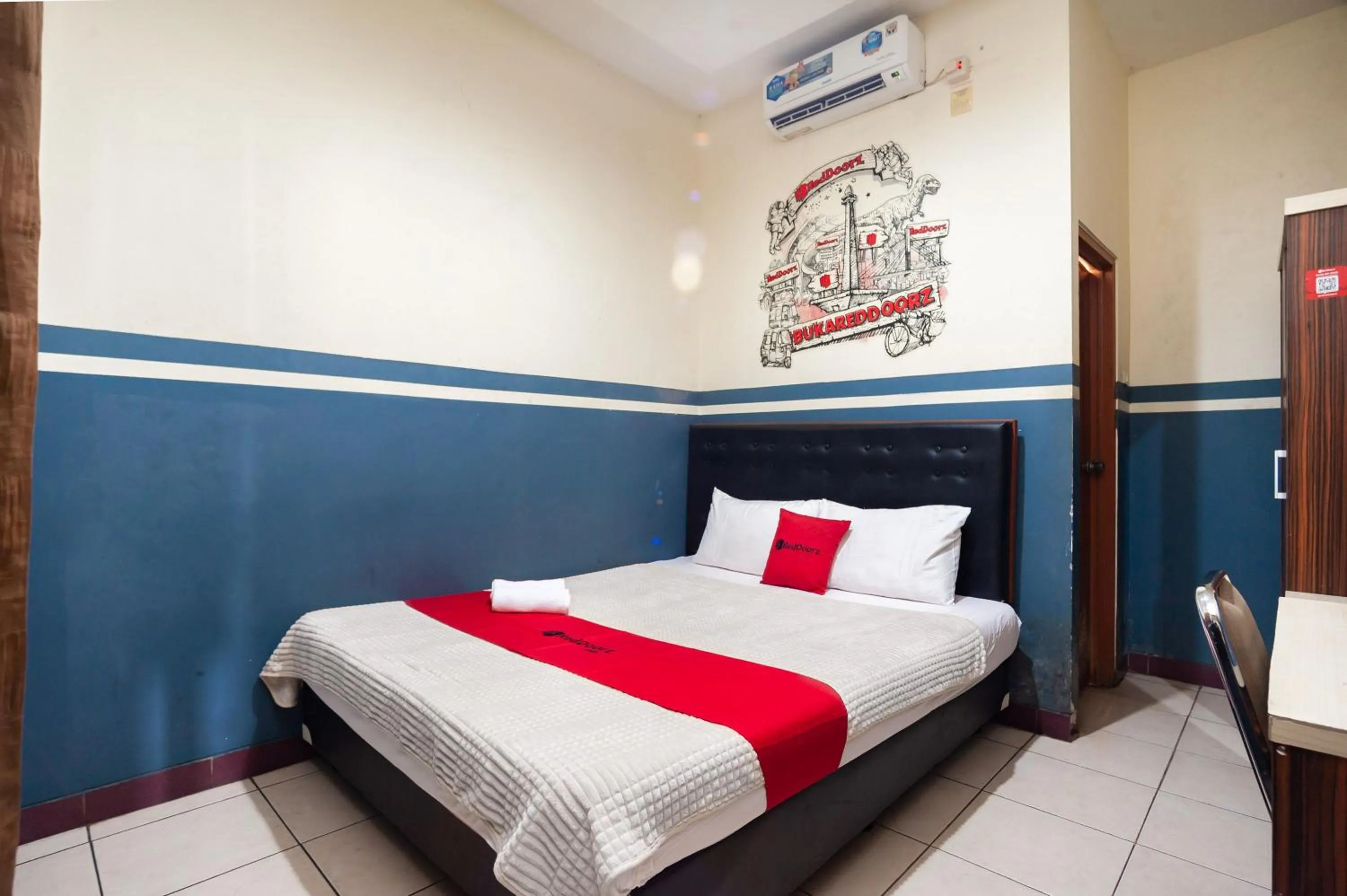 Bedroom, Bed in RedDoorz Plus near Universitas Indonesia