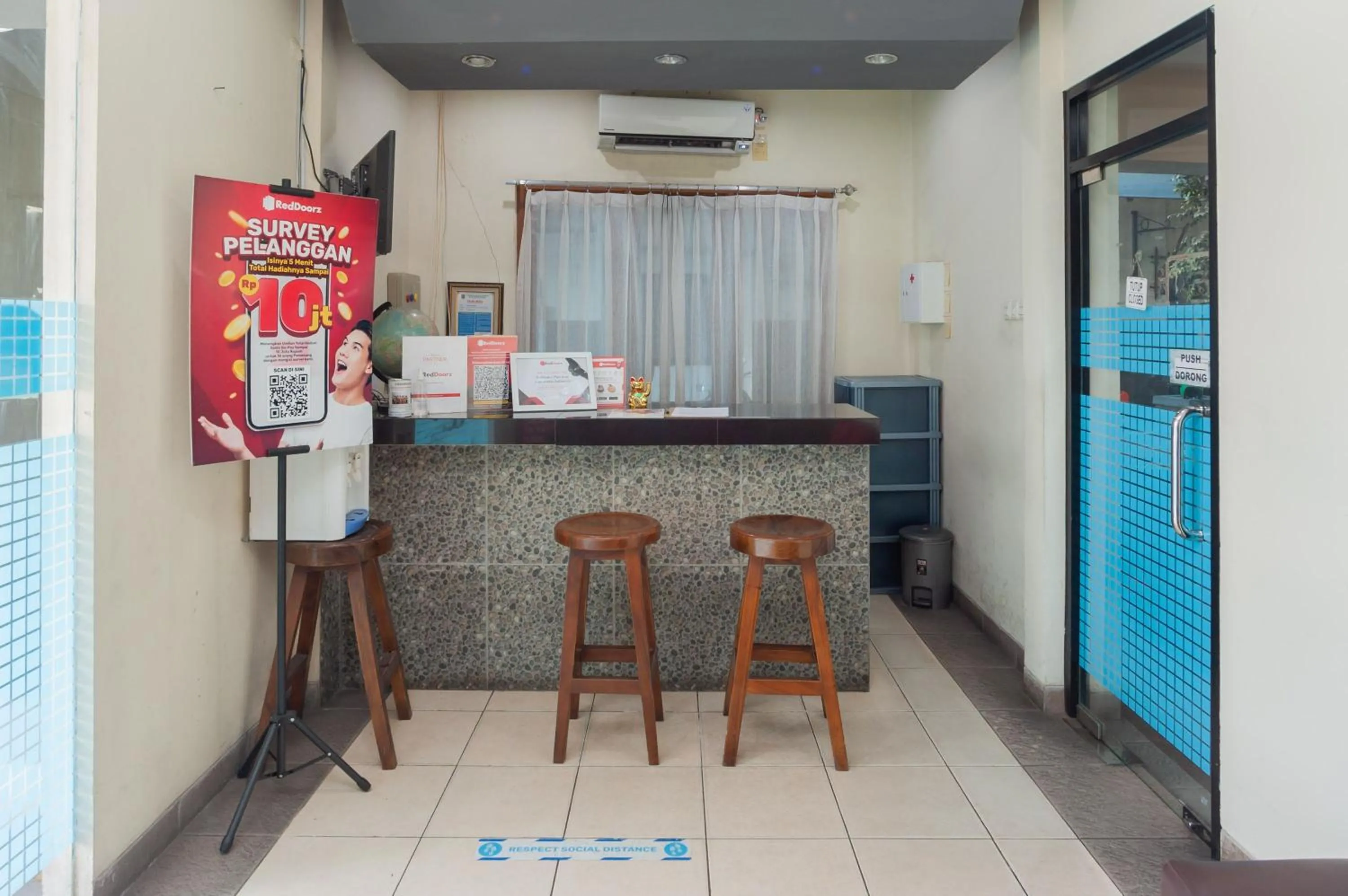 Lobby or reception in RedDoorz Plus near Universitas Indonesia