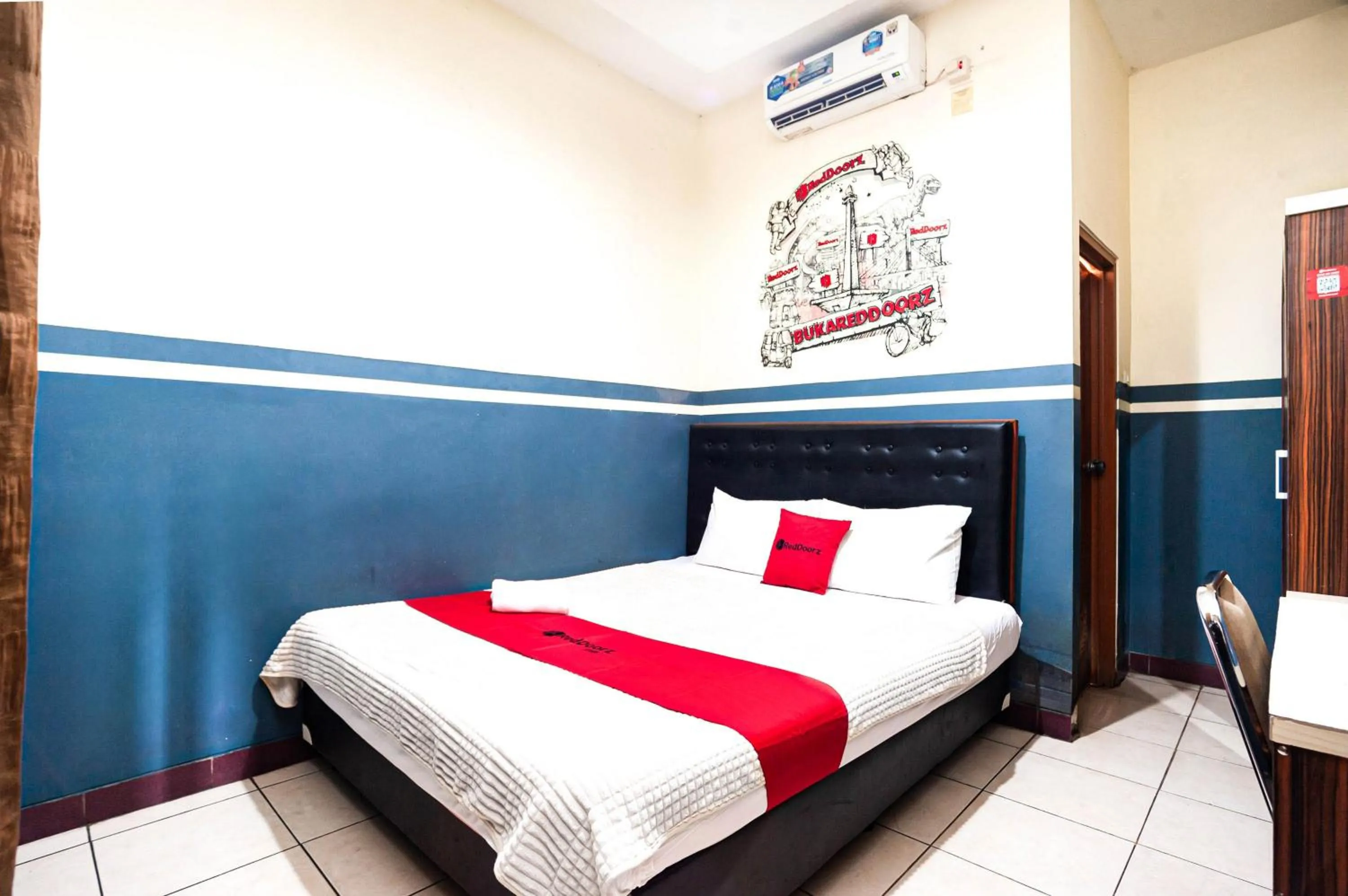 Bedroom, Bed in RedDoorz Plus near Universitas Indonesia