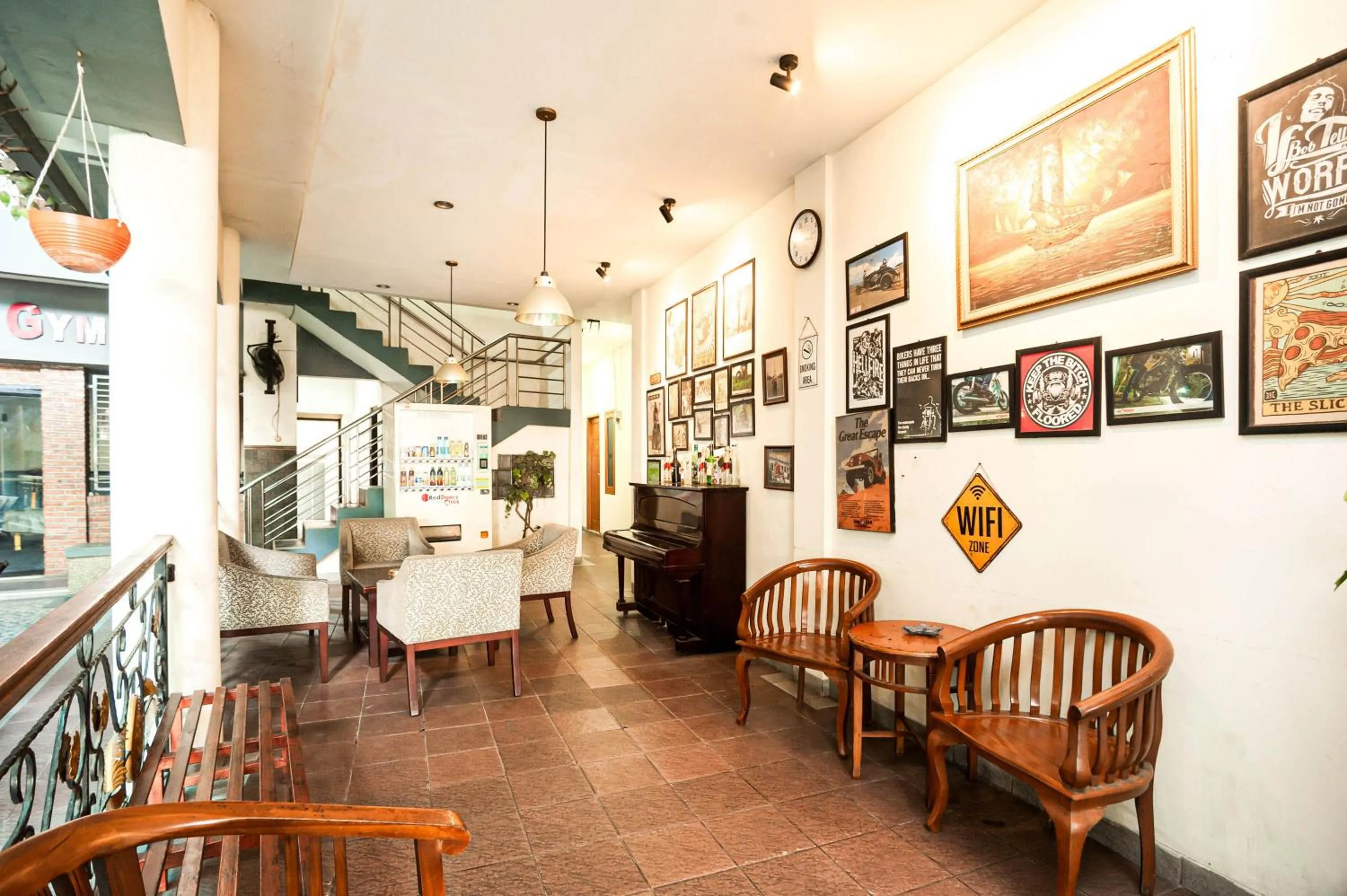 Seating area in RedDoorz Plus near Universitas Indonesia