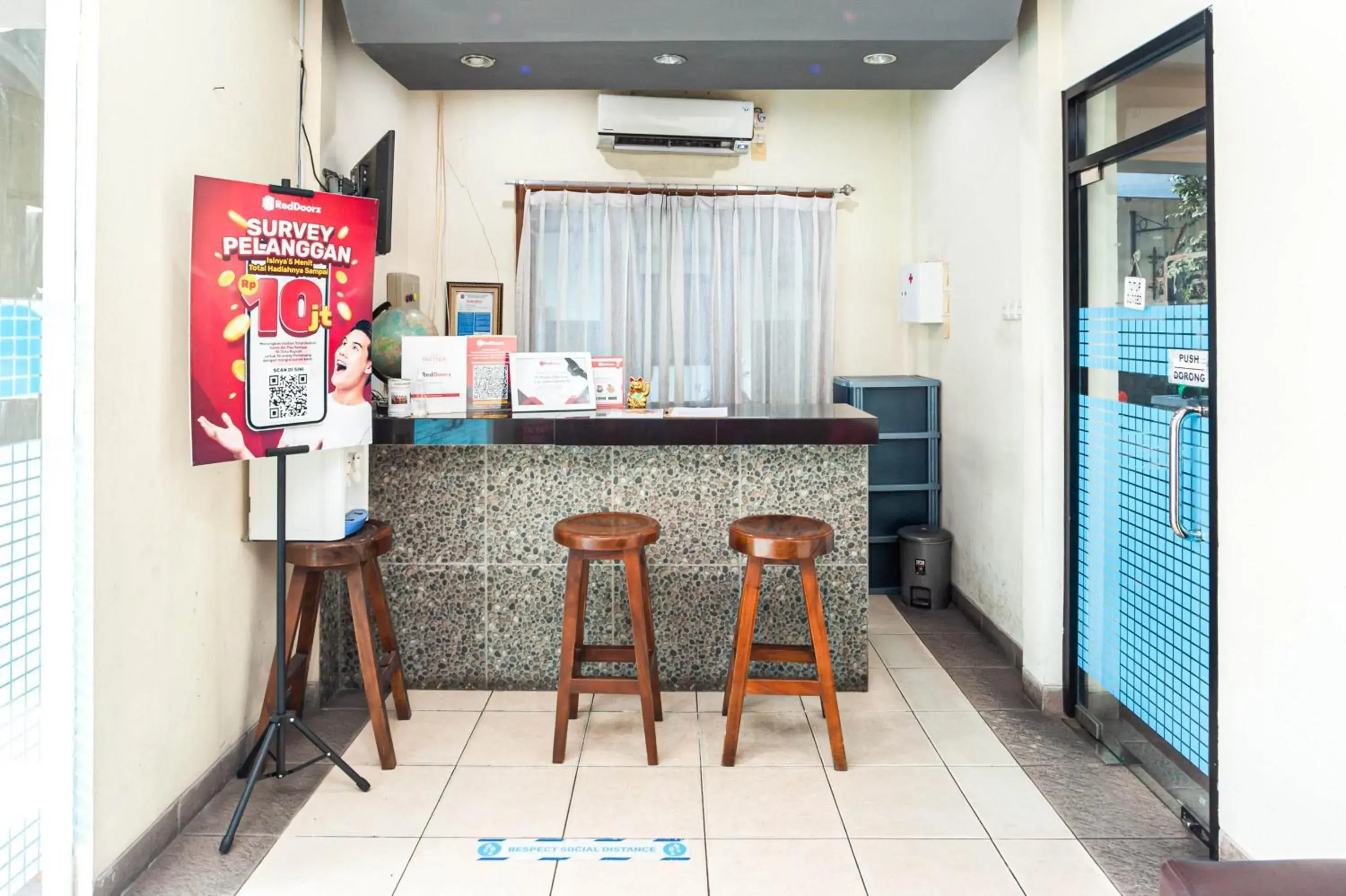 Lobby or reception in RedDoorz Plus near Universitas Indonesia Lobby or reception in RedDoorz Plus near Universitas Indonesia