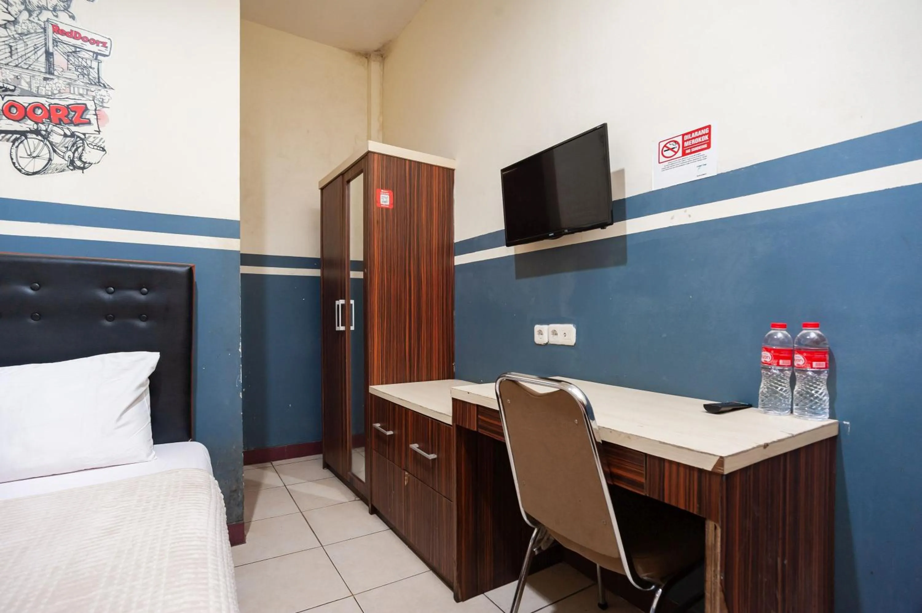 Bedroom, Bed in RedDoorz Plus near Universitas Indonesia