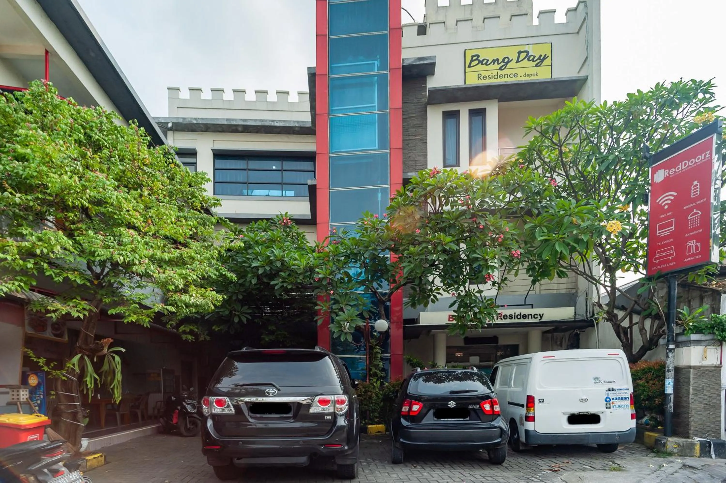 Property building in RedDoorz Plus near Universitas Indonesia