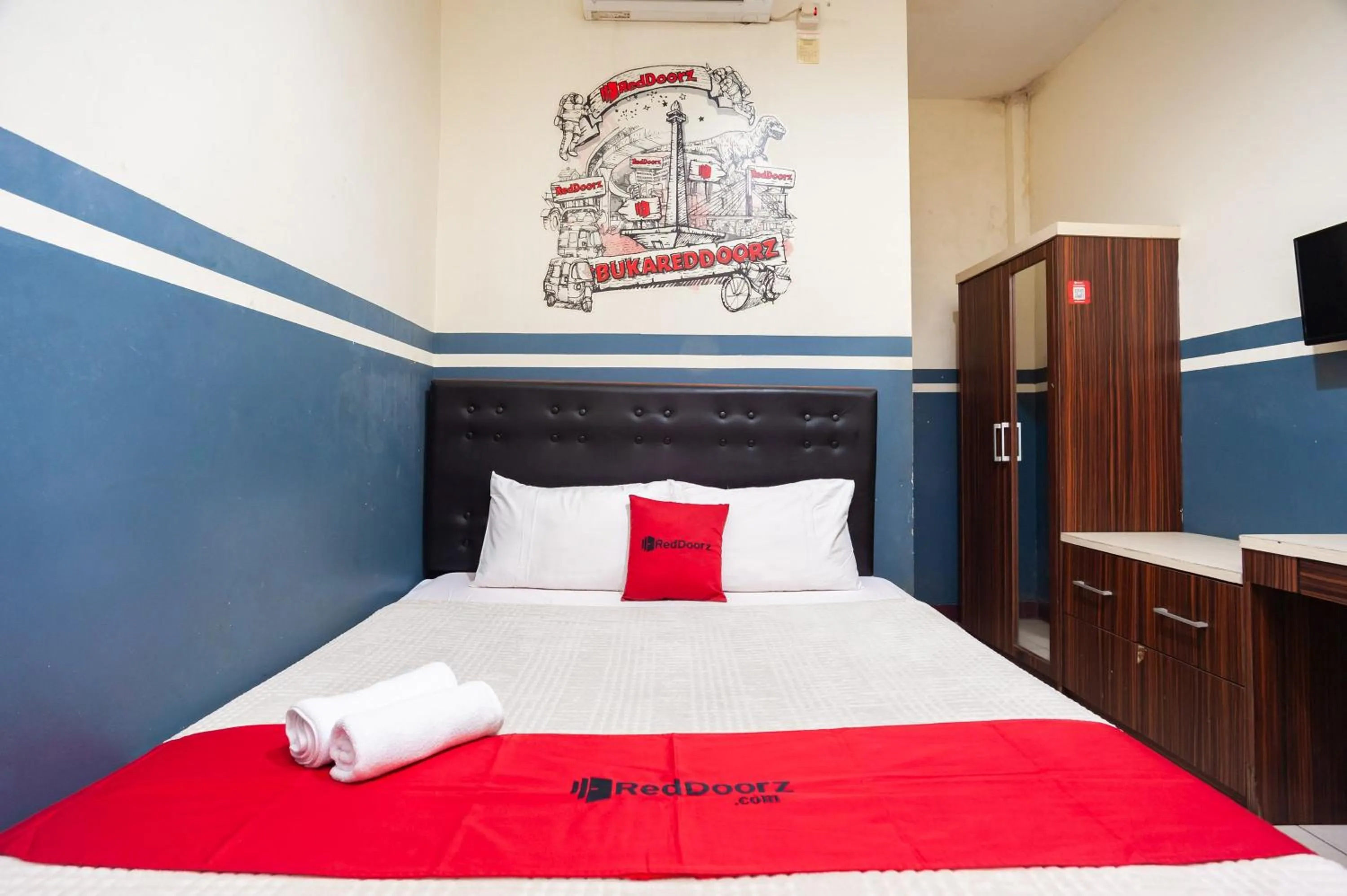Bedroom, Bed in RedDoorz Plus near Universitas Indonesia