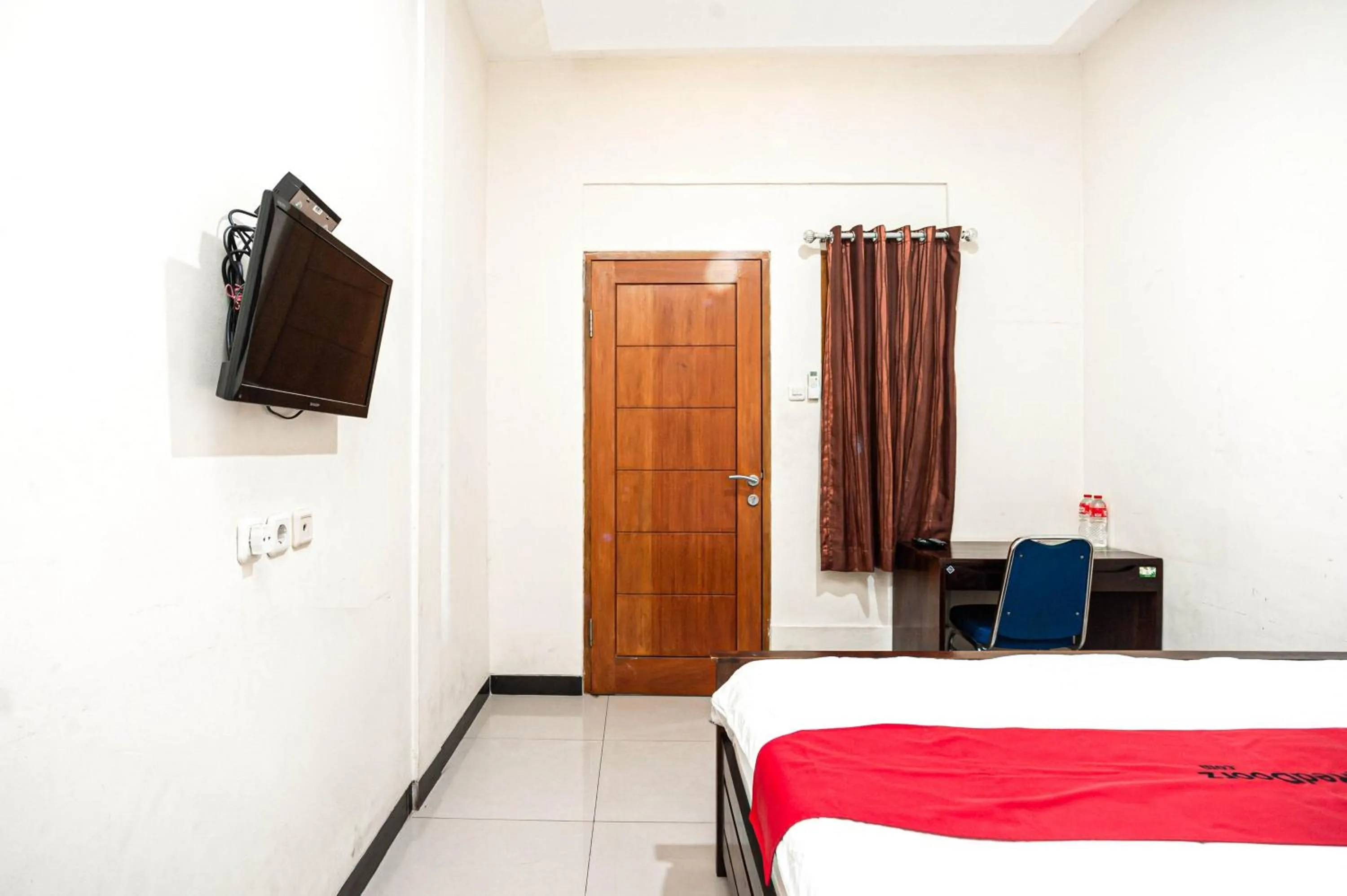 Bedroom, Bed in RedDoorz Plus near Universitas Indonesia