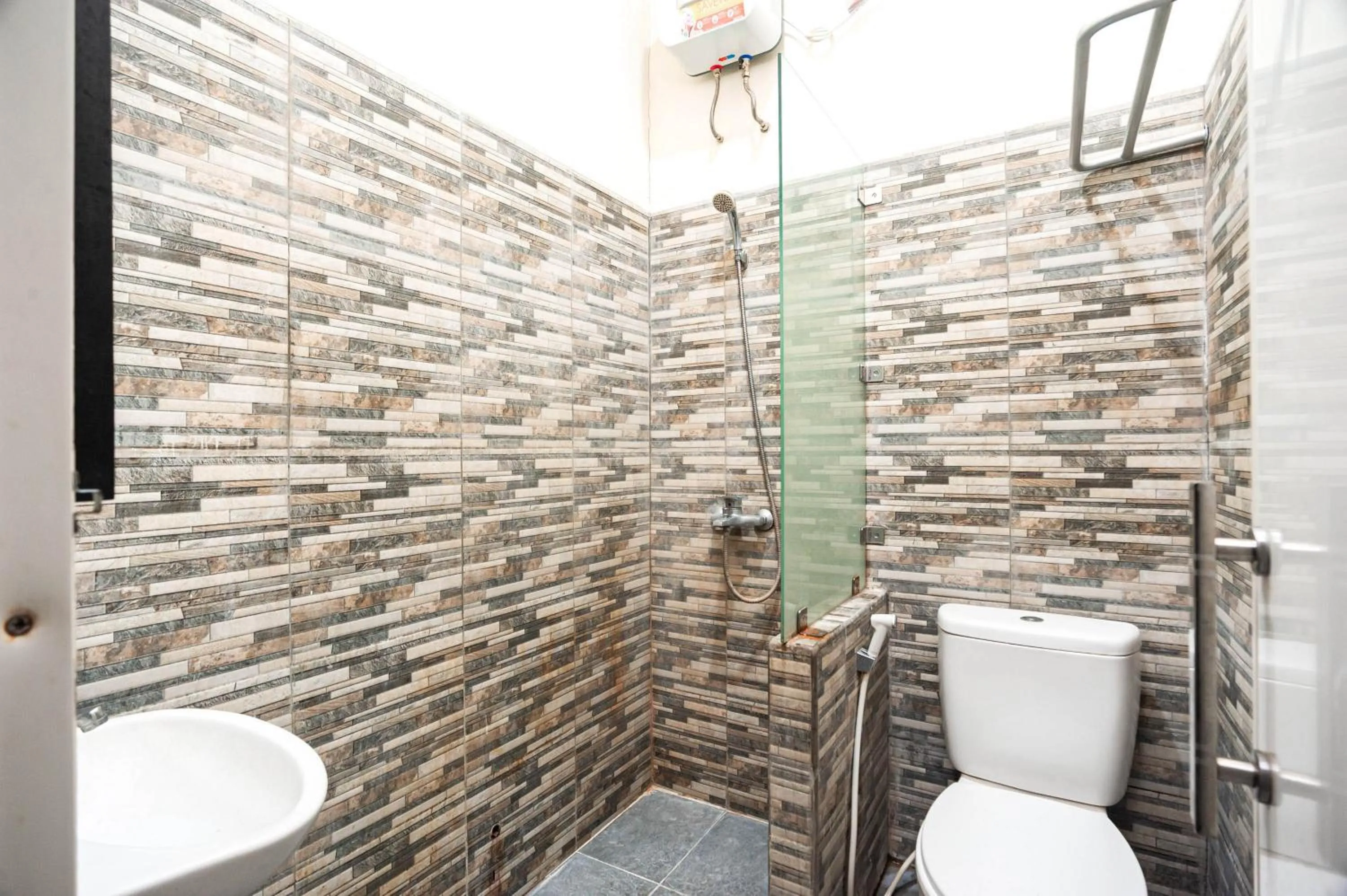 Bathroom in RedDoorz Plus near Universitas Indonesia