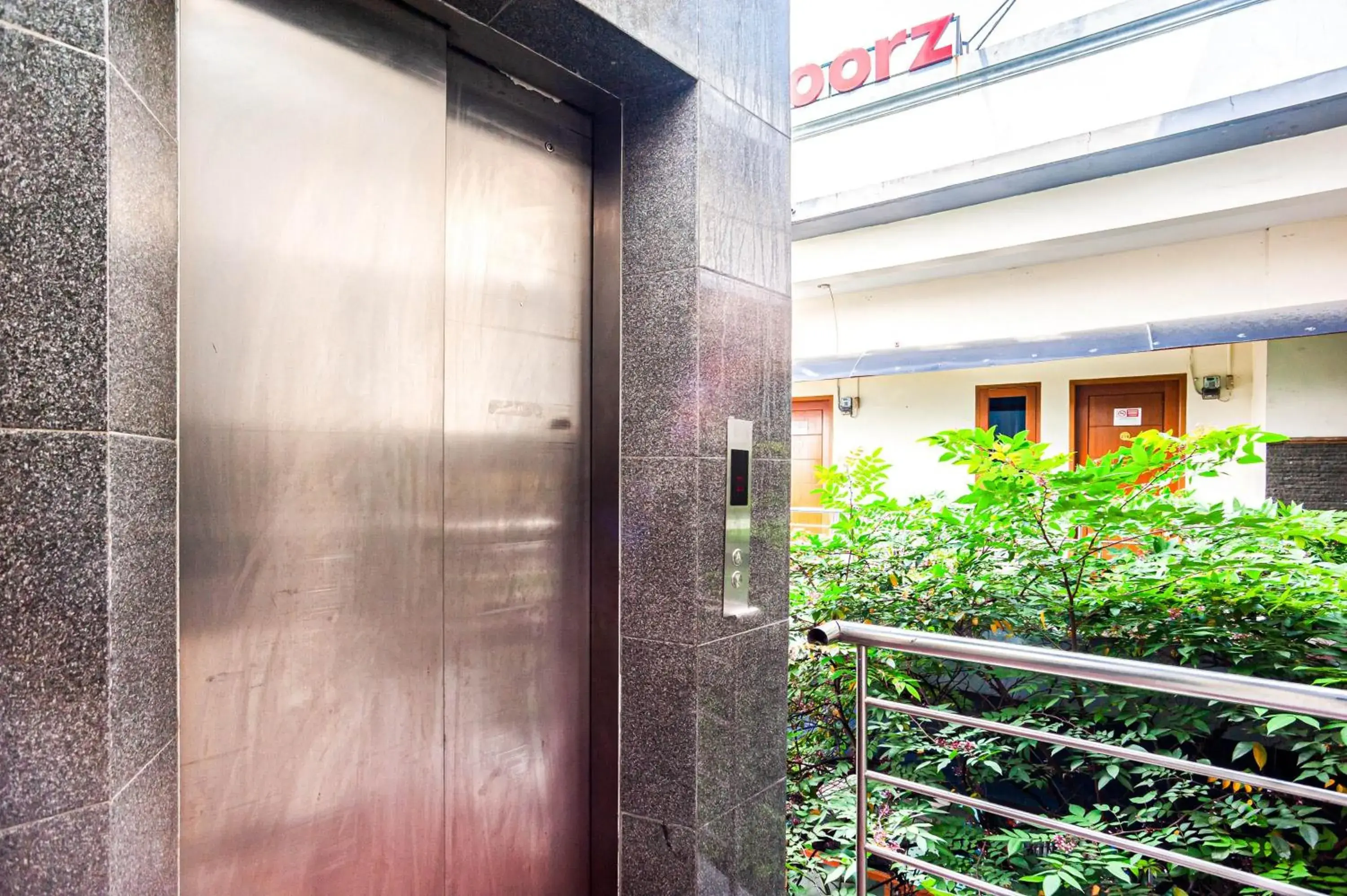 RedDoorz Plus near Universitas Indonesia RedDoorz Plus near Universitas Indonesia