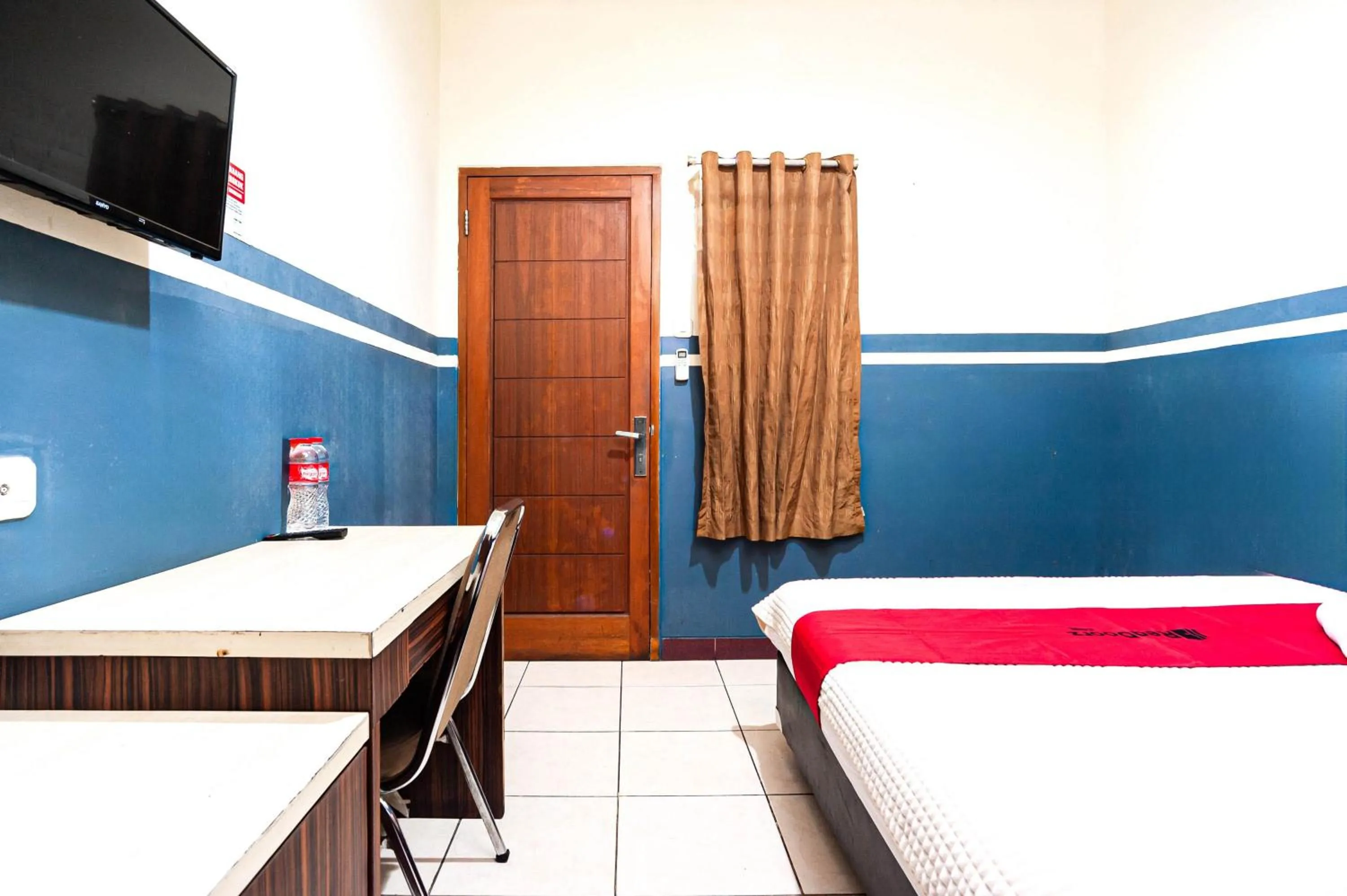 Bedroom, Bed in RedDoorz Plus near Universitas Indonesia