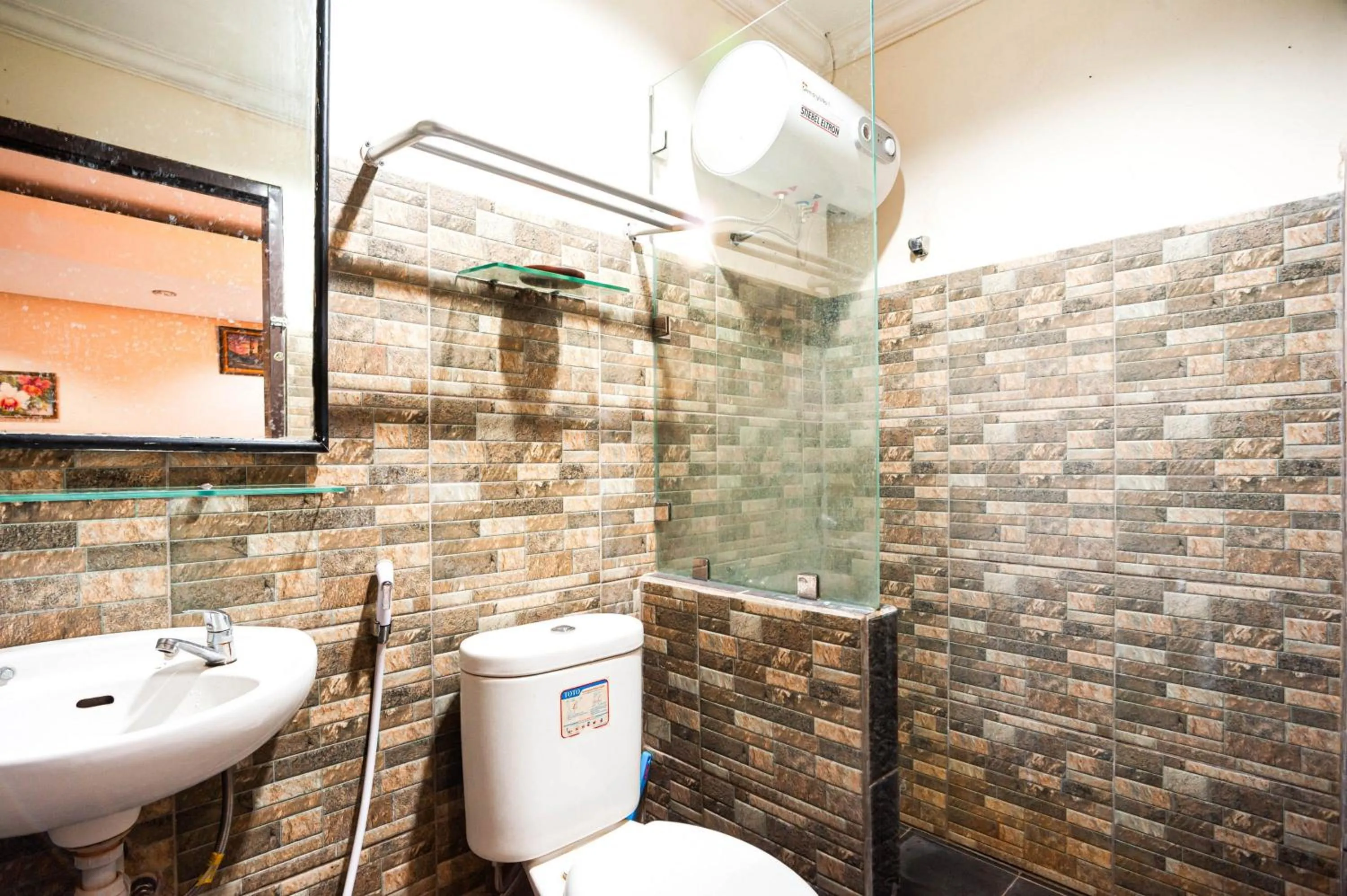 Bathroom in RedDoorz Plus near Universitas Indonesia