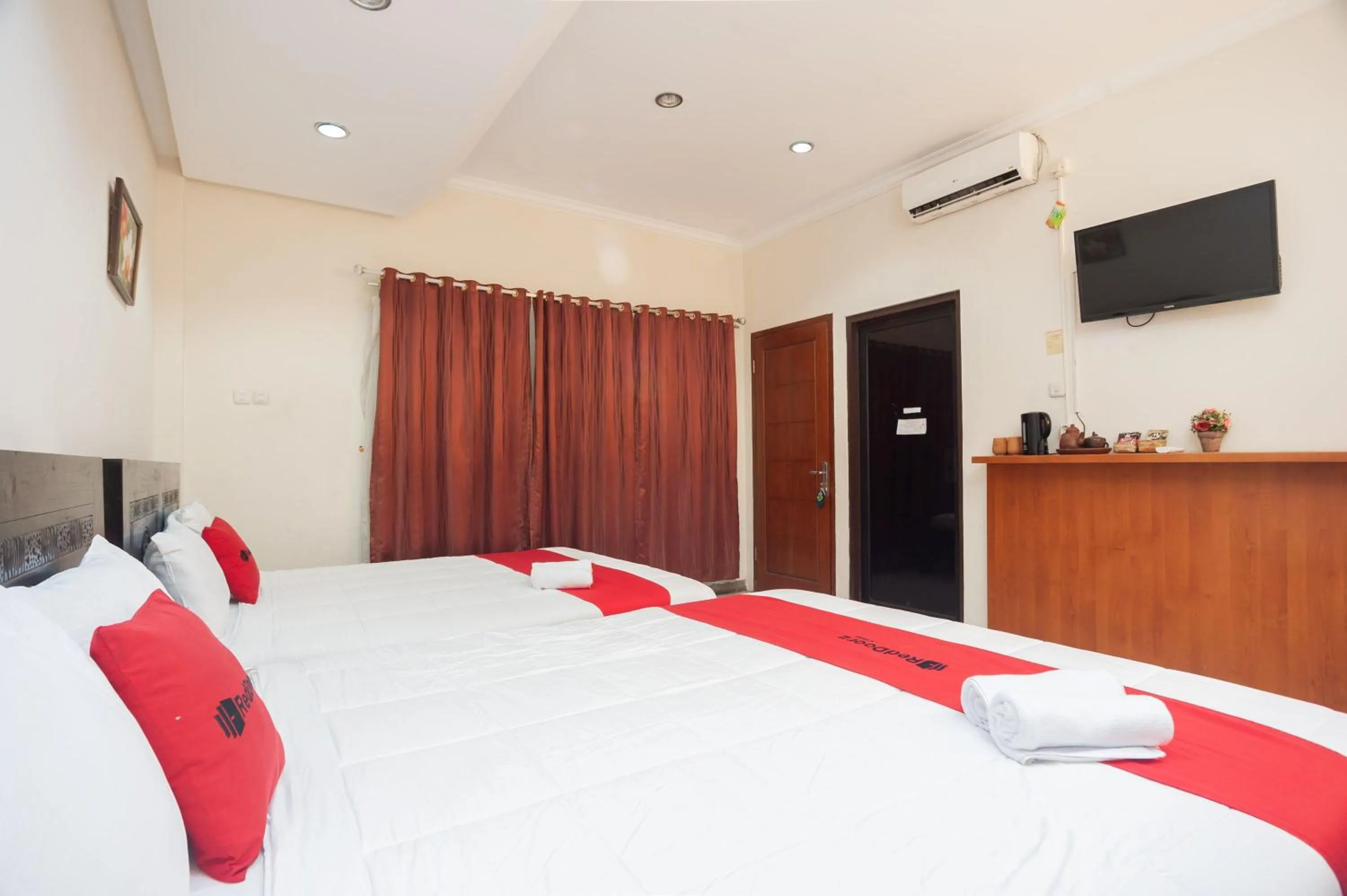 Bedroom, Bed in RedDoorz Plus near Universitas Indonesia