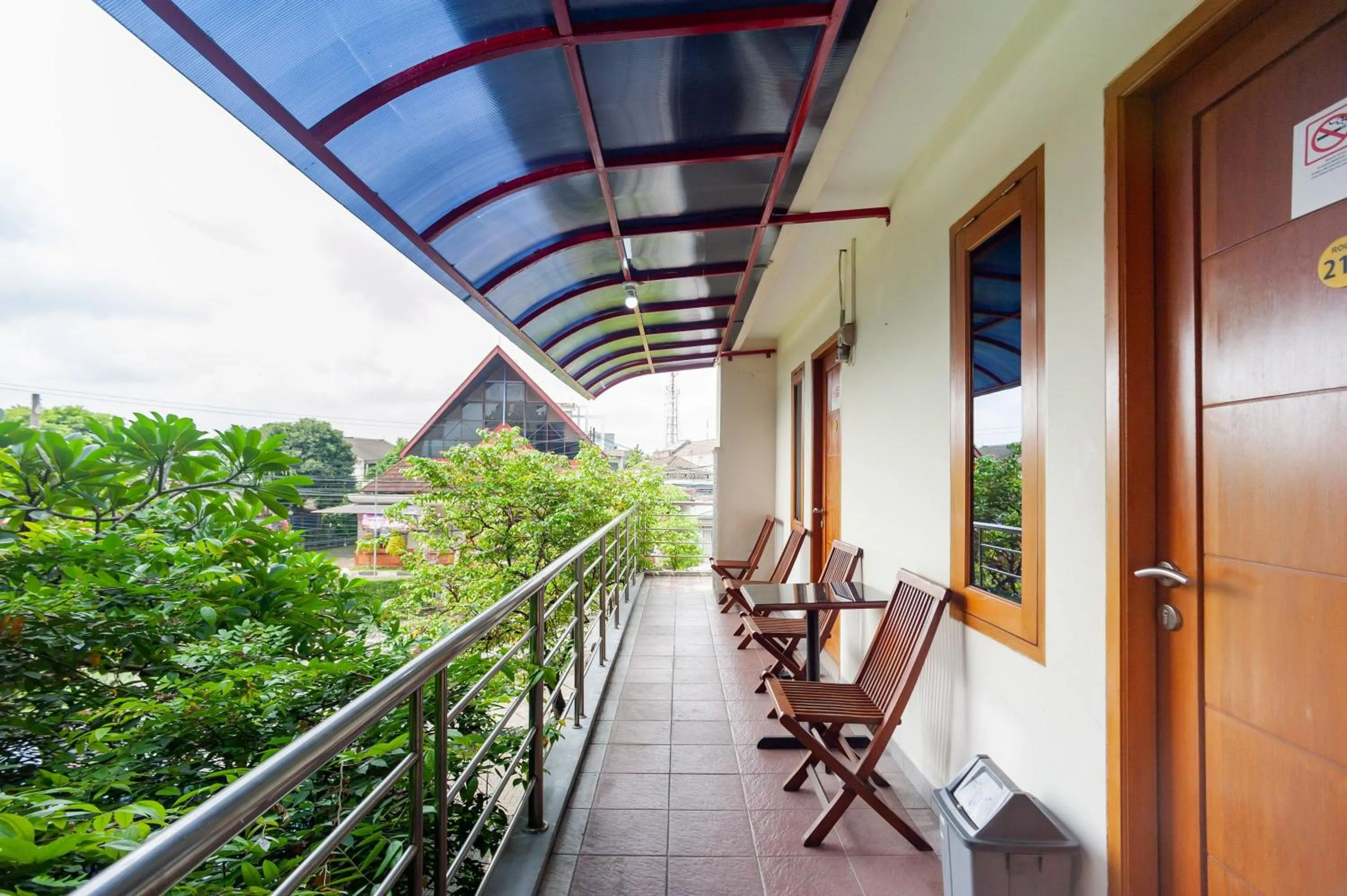 Balcony/Terrace in RedDoorz Plus near Universitas Indonesia