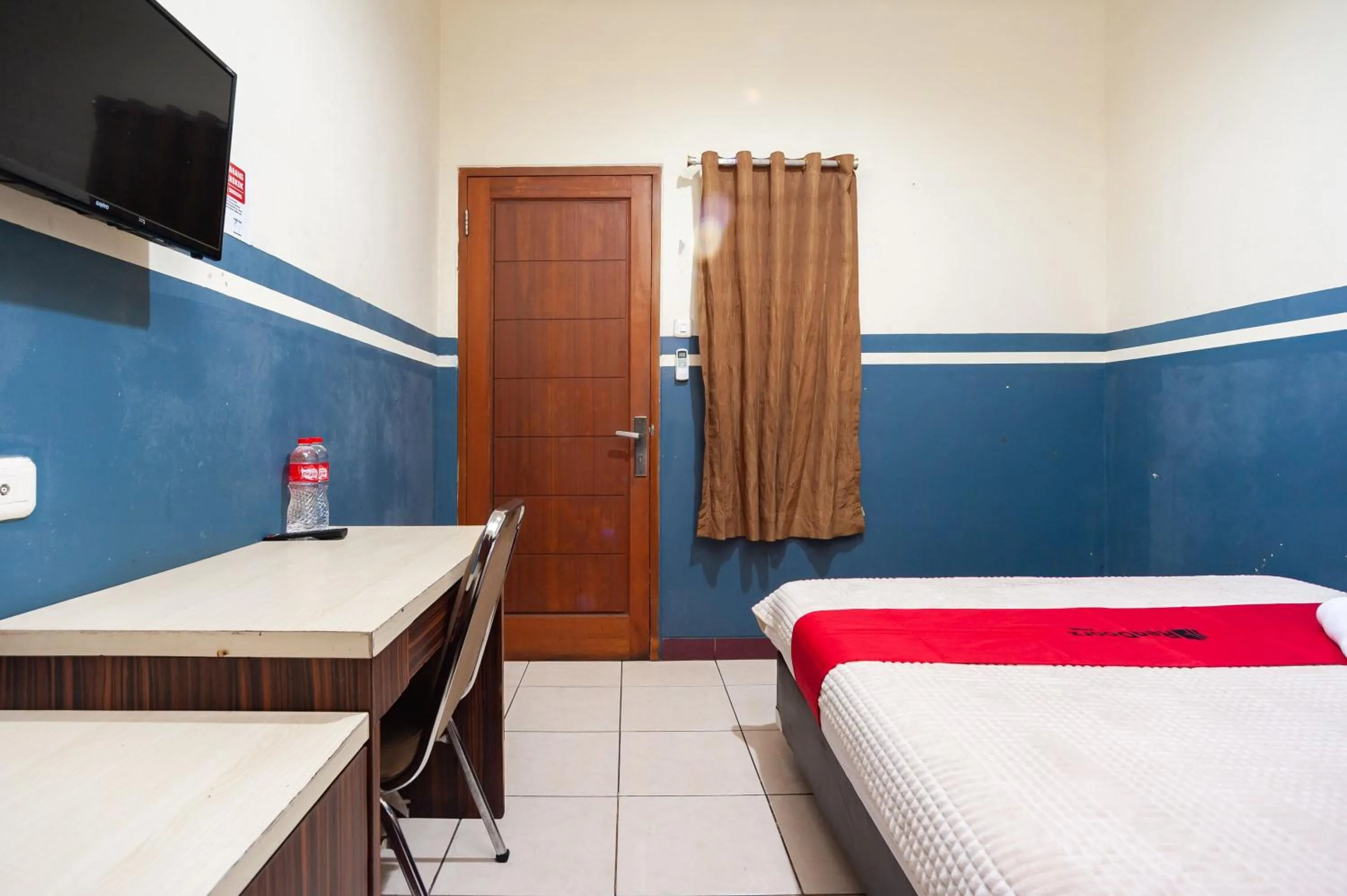 Bedroom, Bed in RedDoorz Plus near Universitas Indonesia
