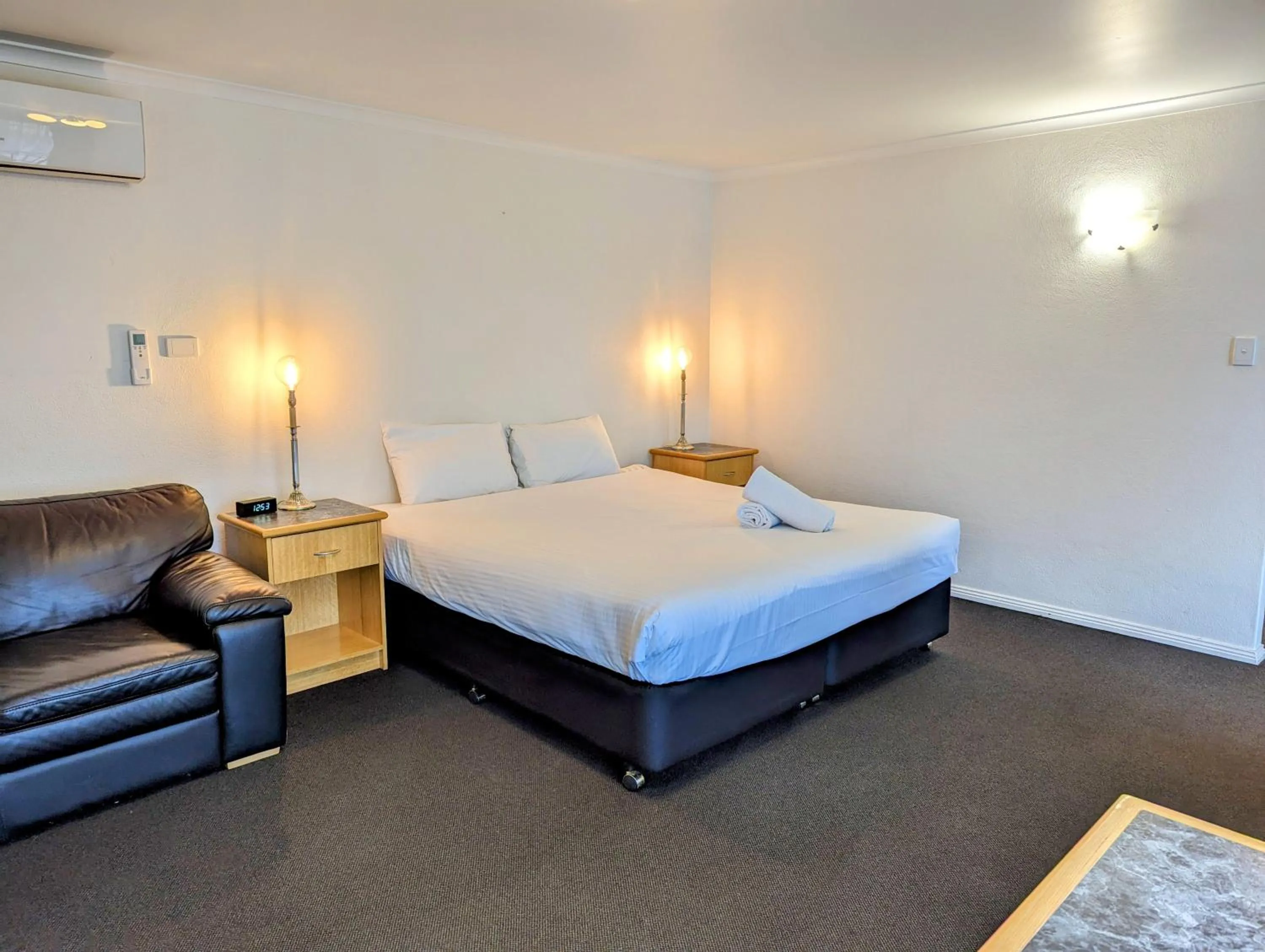 Bedroom, Bed in Arkana Motor Inn & Terrace Apartments