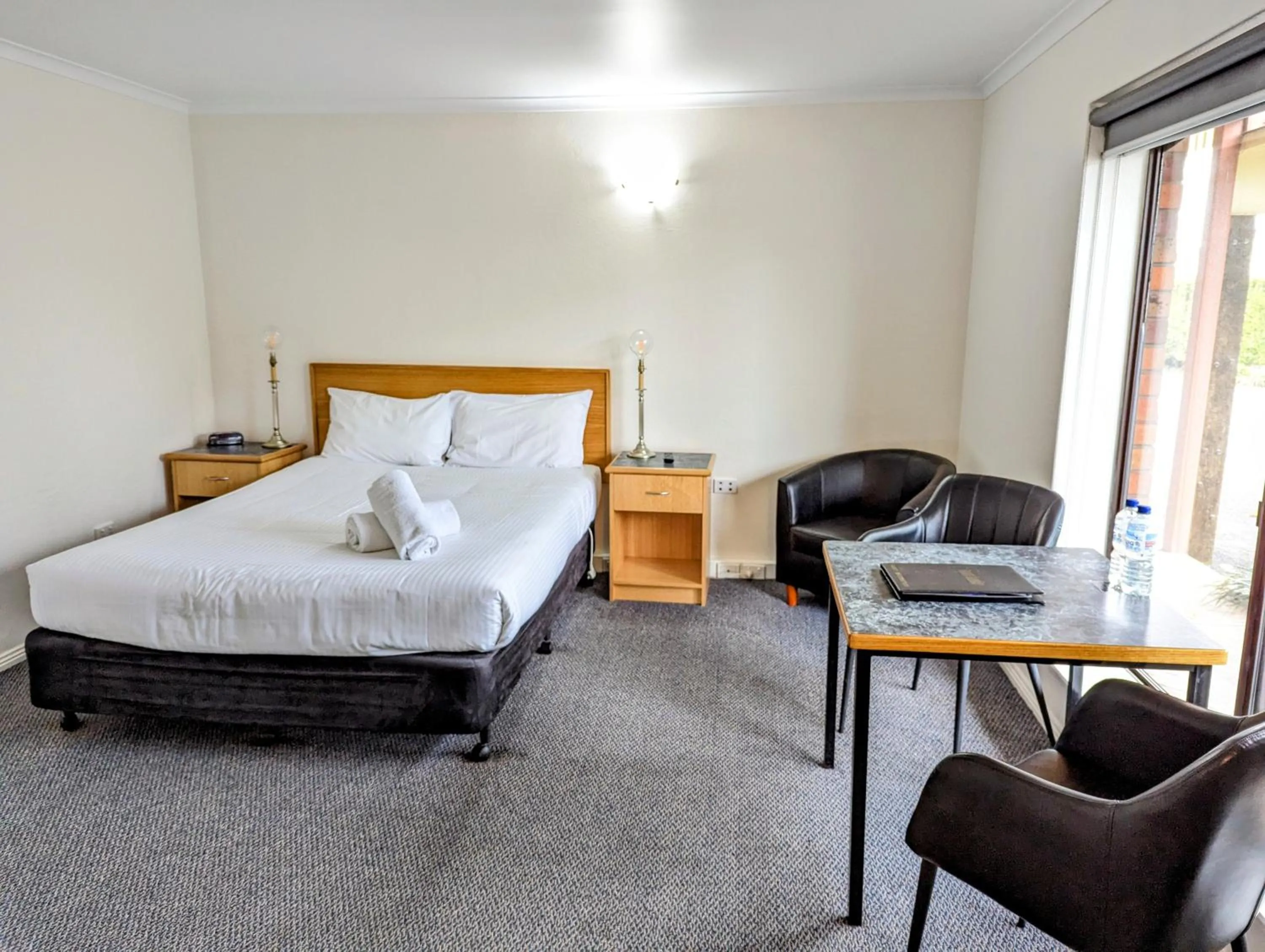 Bedroom, Bed in Arkana Motor Inn & Terrace Apartments