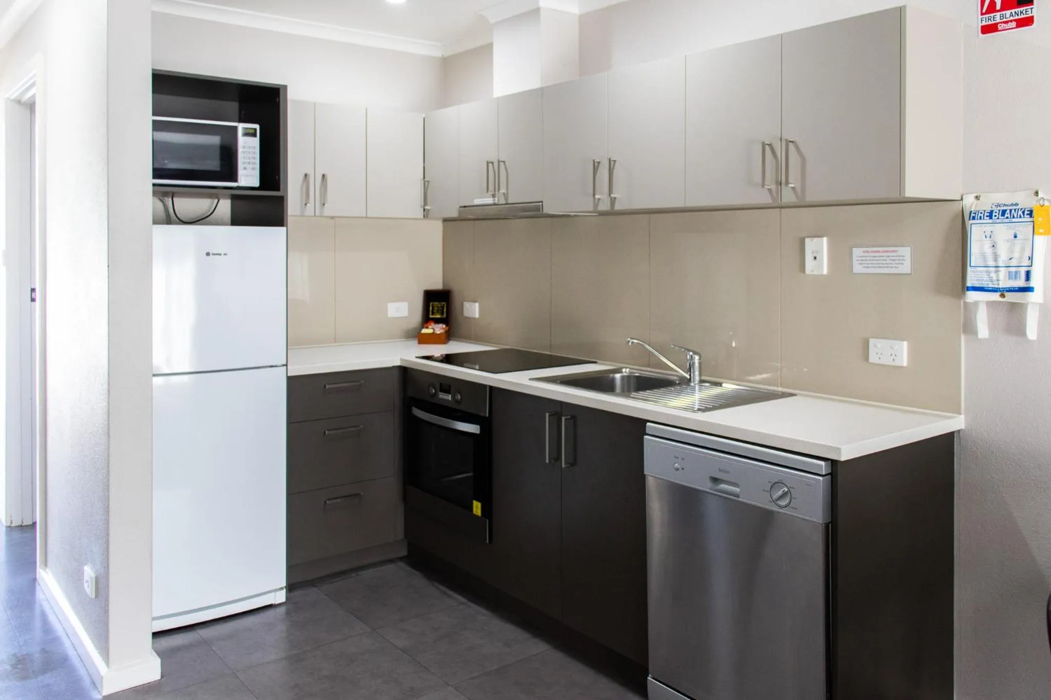 kitchen in Arkana Motor Inn & Terrace Apartments