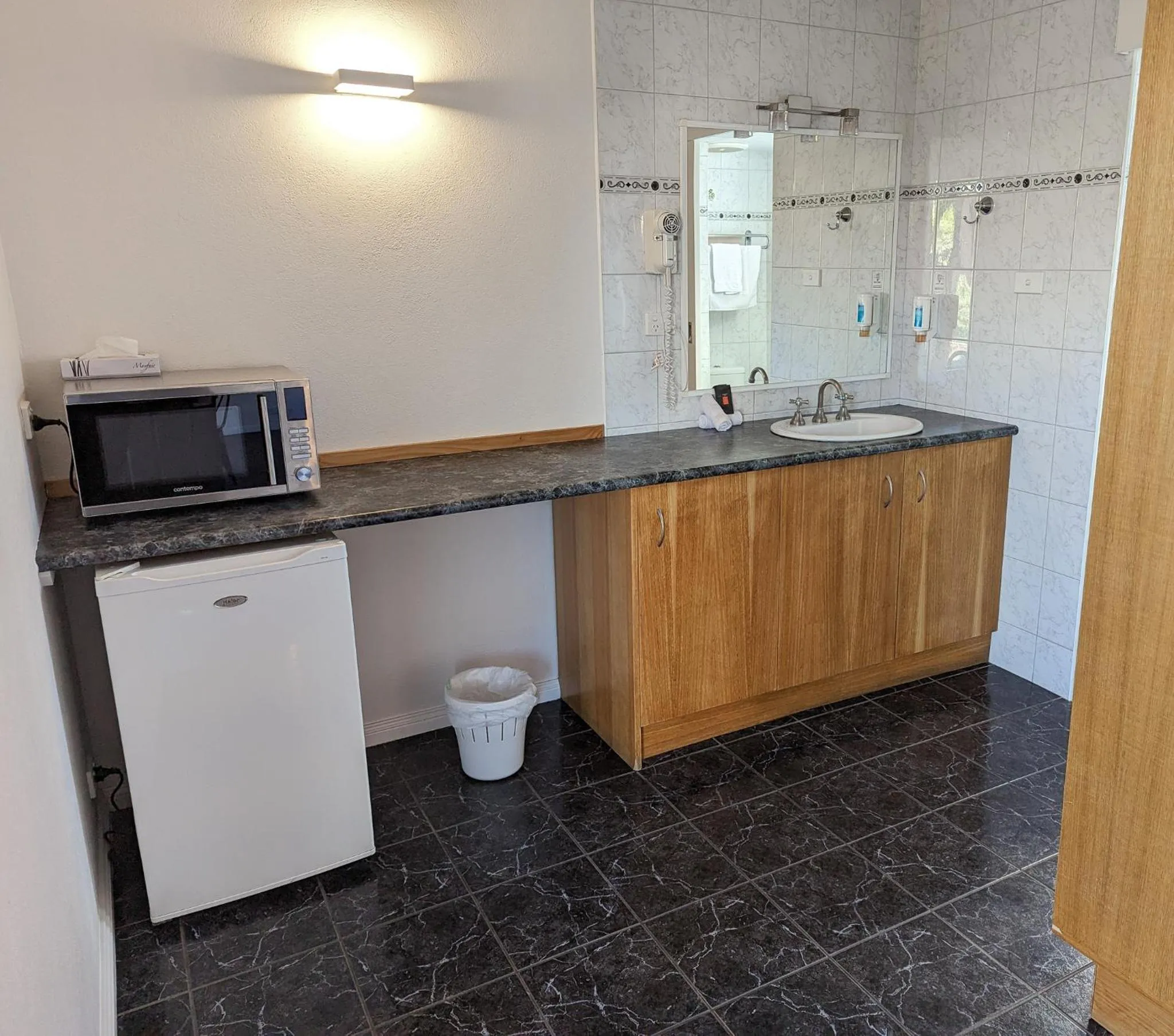 Kitchen or kitchenette in Arkana Motor Inn & Terrace Apartments