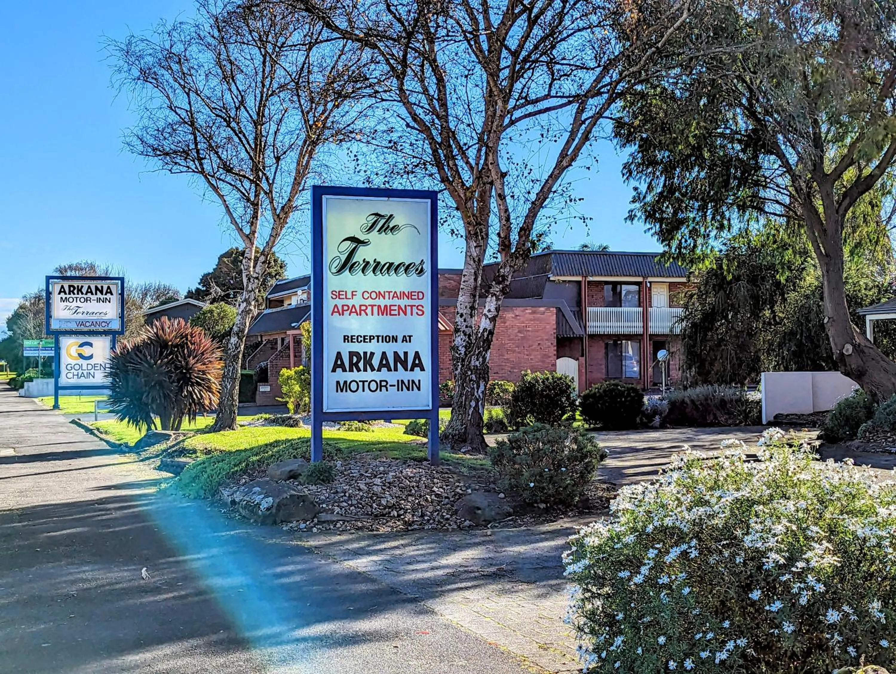 Property building in Arkana Motor Inn & Terrace Apartments