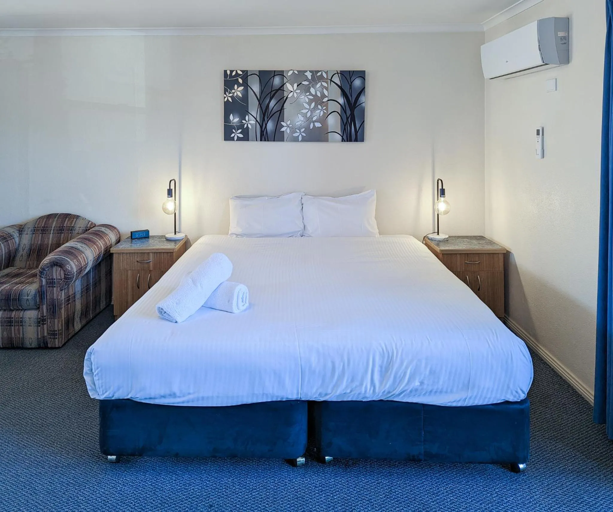 Bed in Arkana Motor Inn & Terrace Apartments