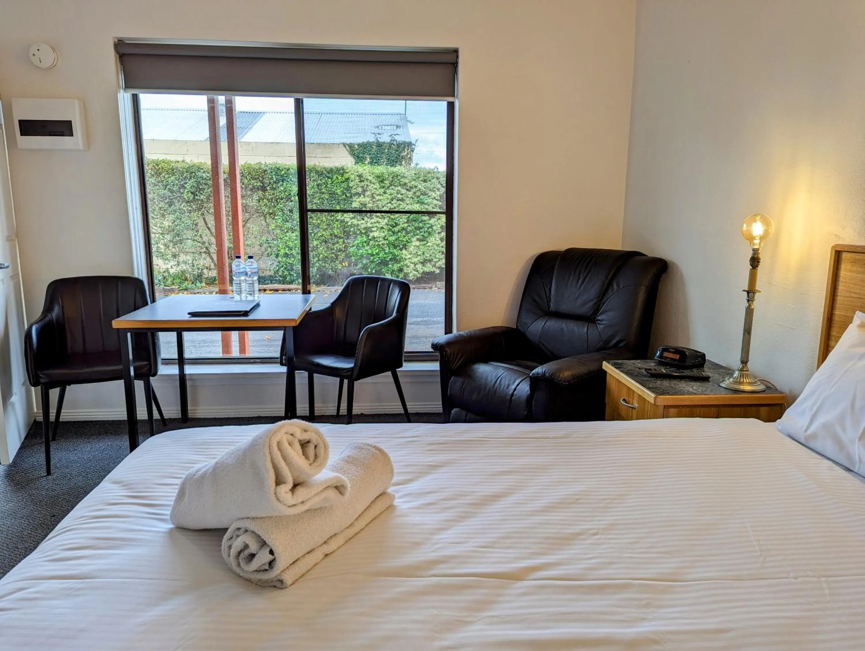 View (from property/room), Bed in Arkana Motor Inn & Terrace Apartments
