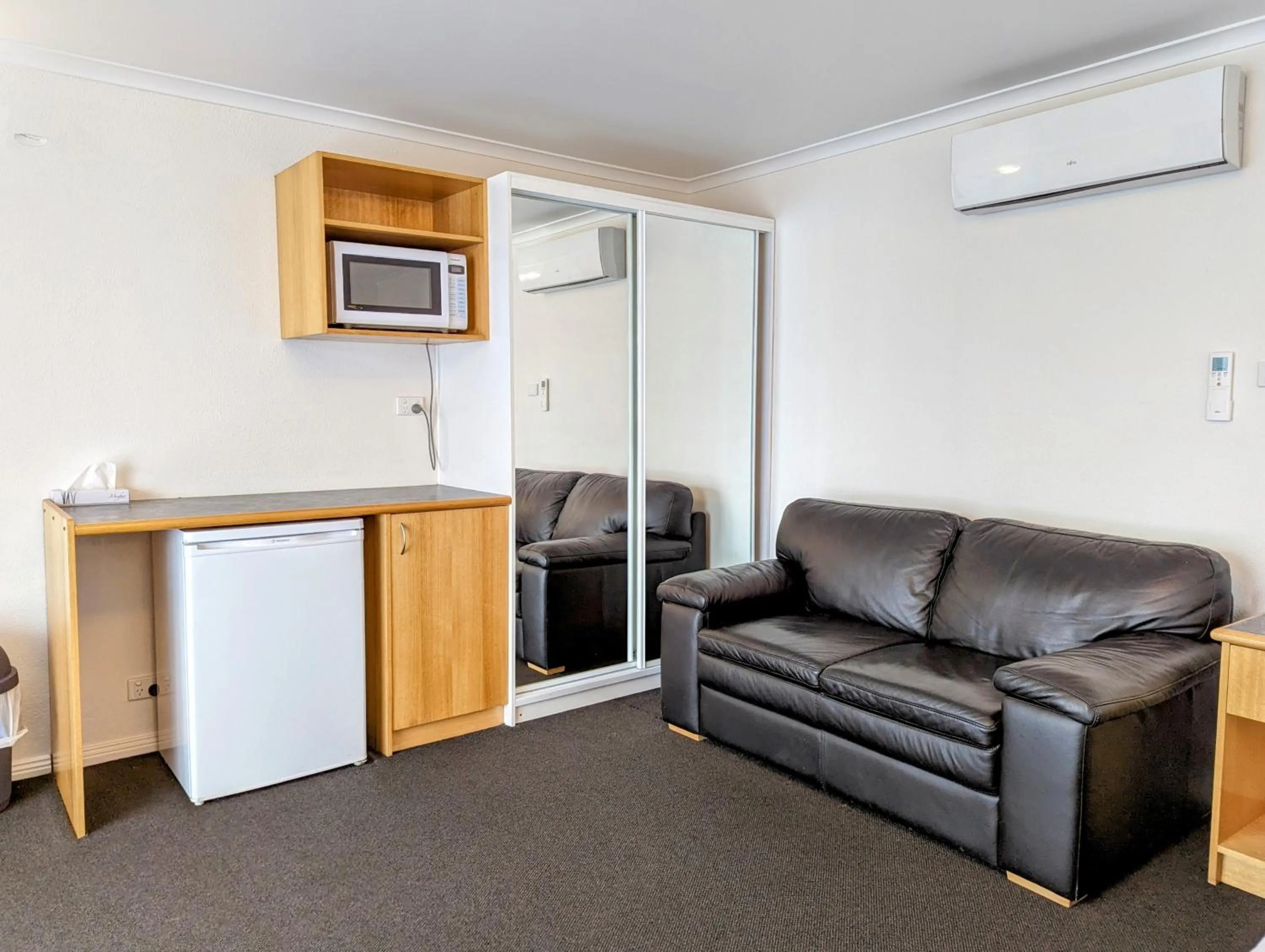 Kitchen or kitchenette in Arkana Motor Inn & Terrace Apartments