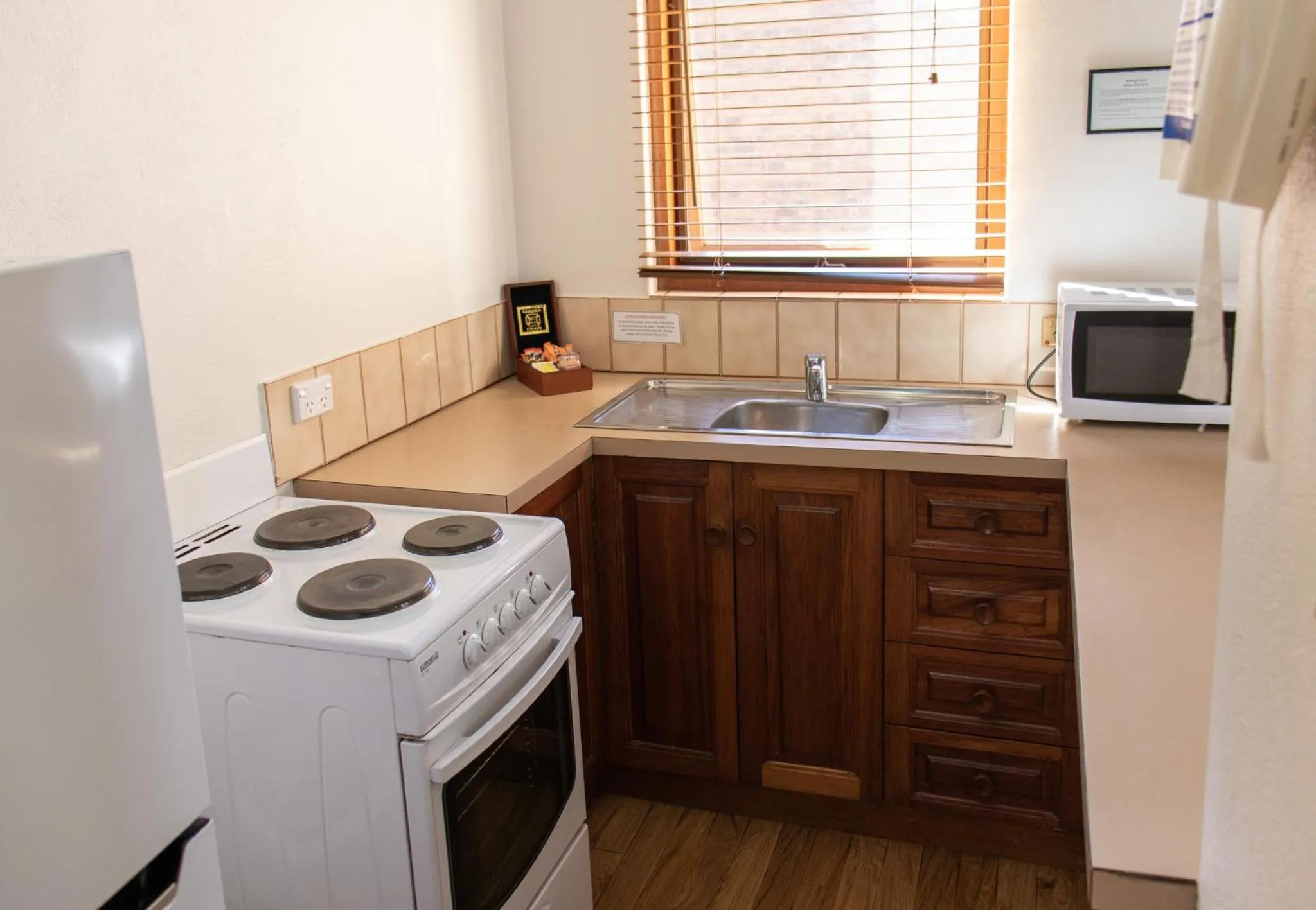 kitchen in Arkana Motor Inn & Terrace Apartments