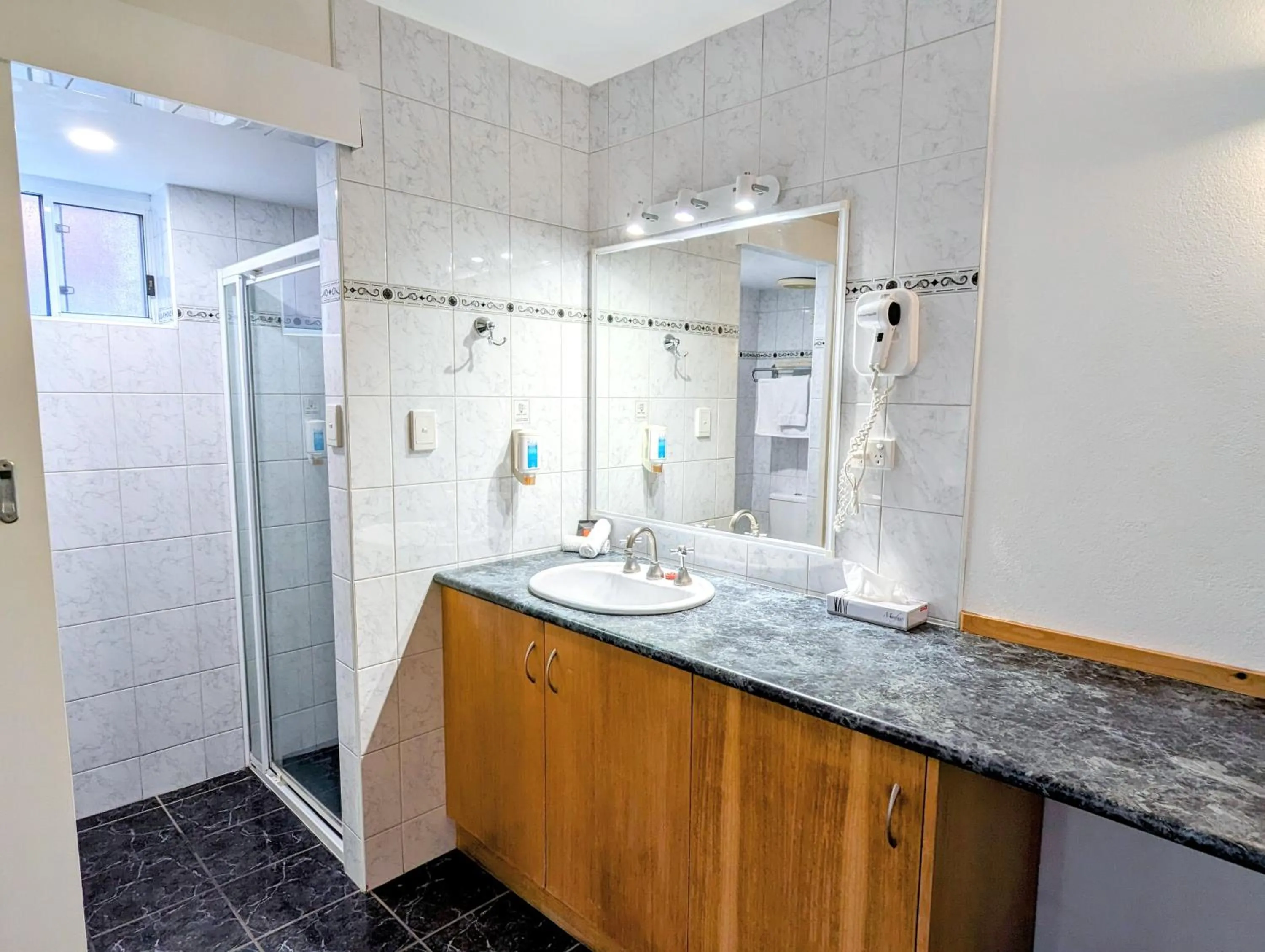 Bathroom in Arkana Motor Inn & Terrace Apartments
