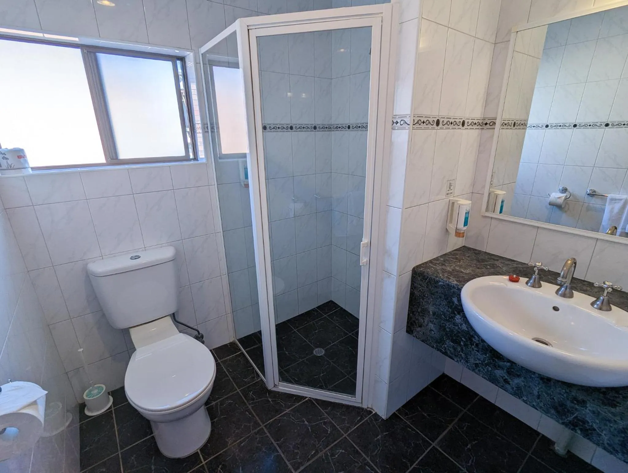 Bathroom in Arkana Motor Inn & Terrace Apartments