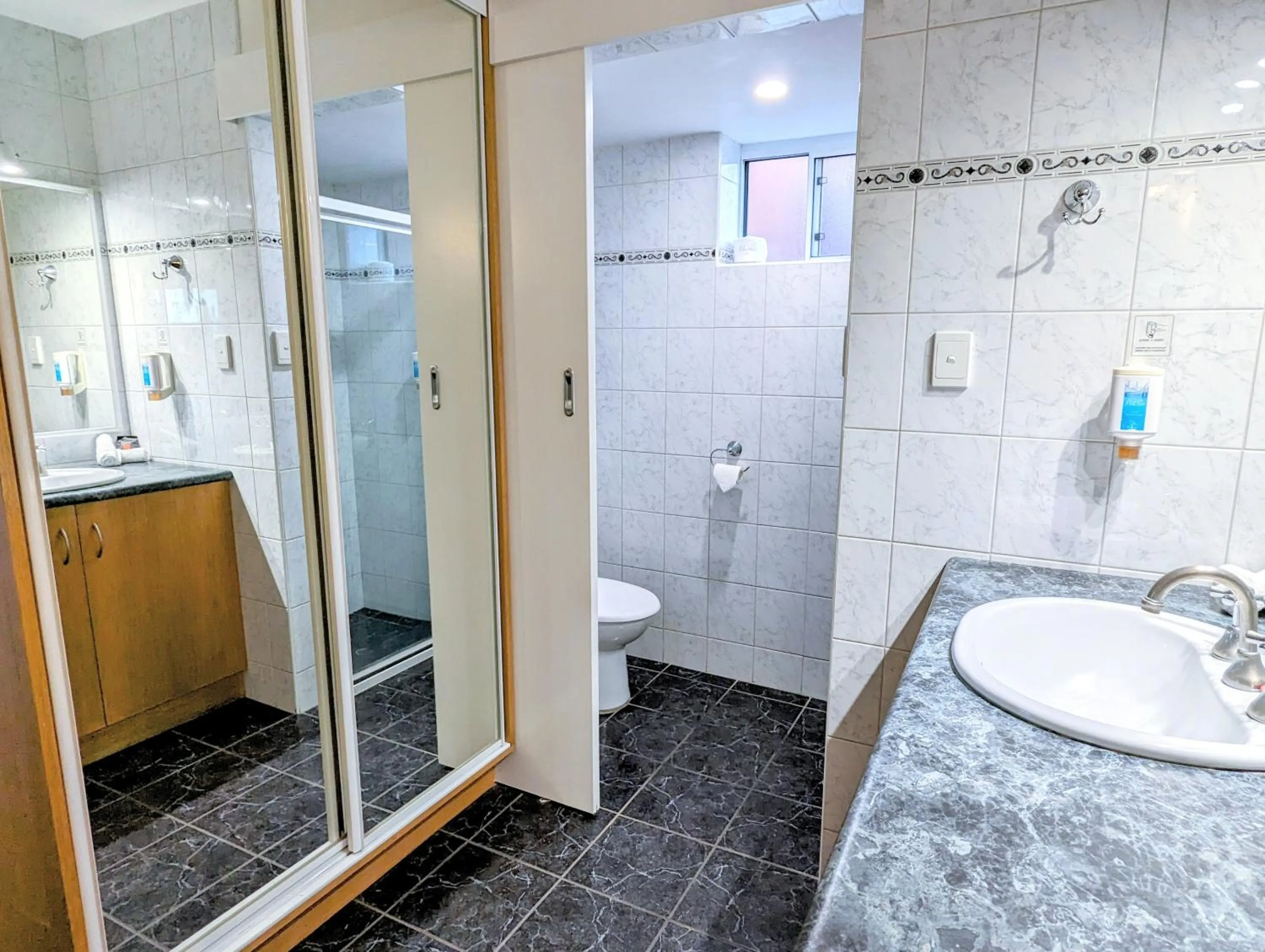Bathroom in Arkana Motor Inn & Terrace Apartments