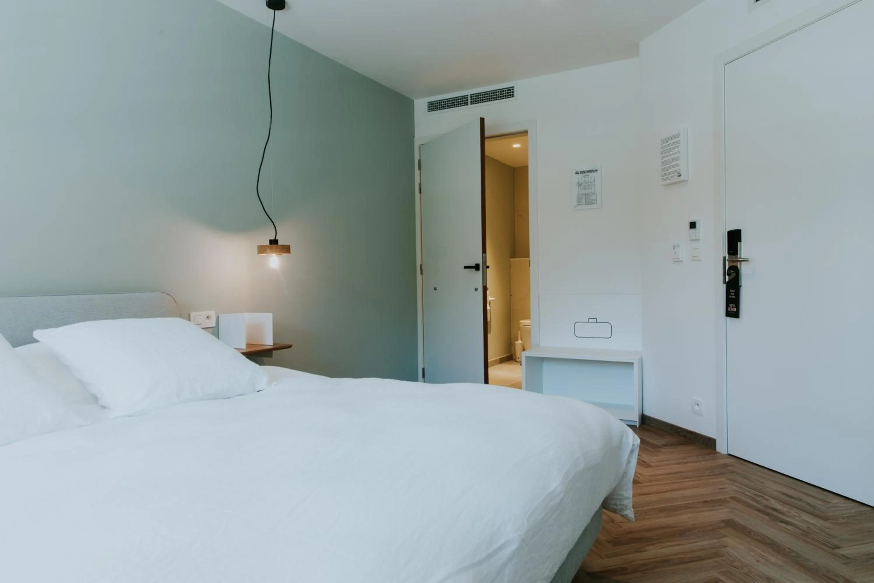 Bathroom, Bed in Hotel Jerom