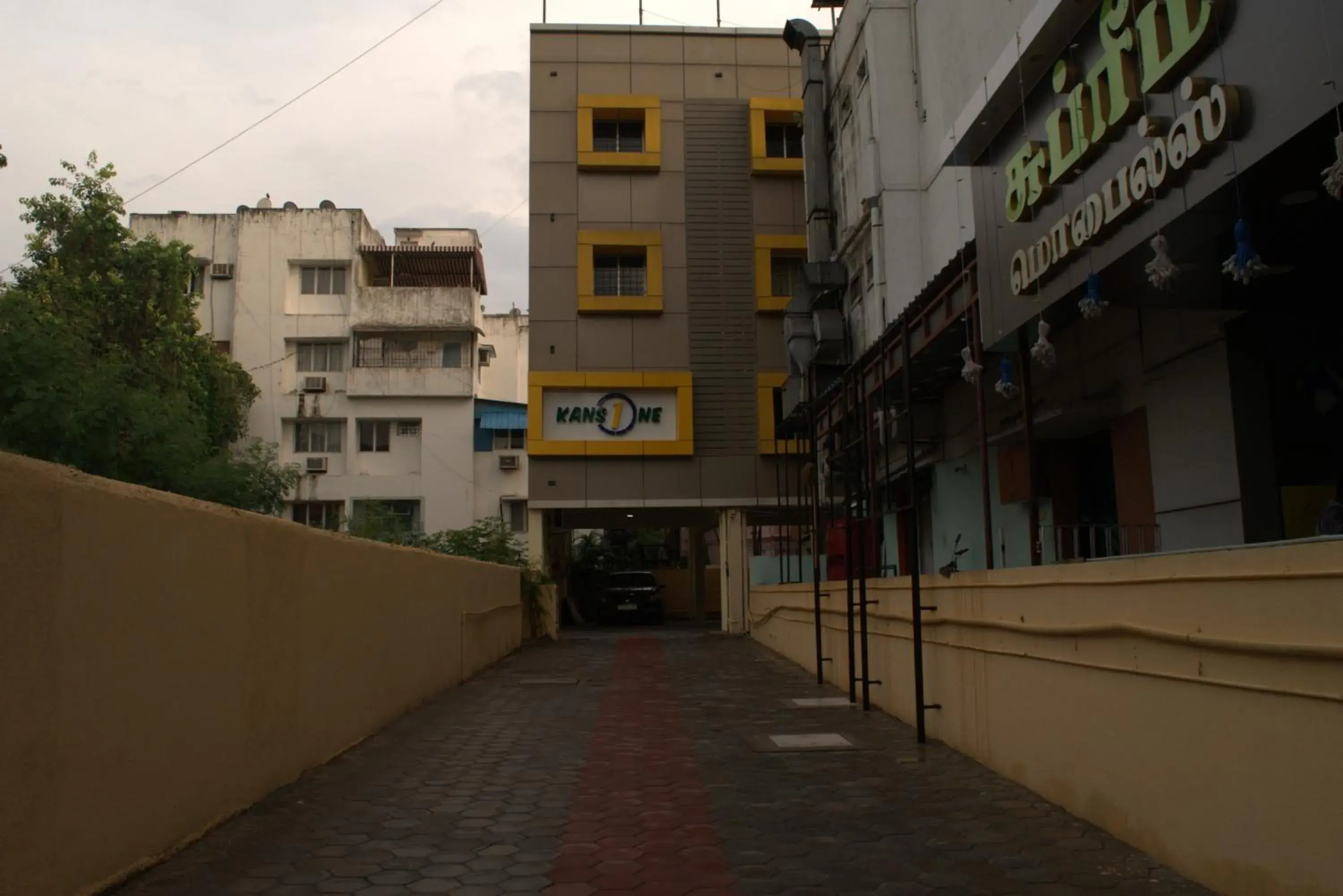 Property building in Kans One Property building in Kans One