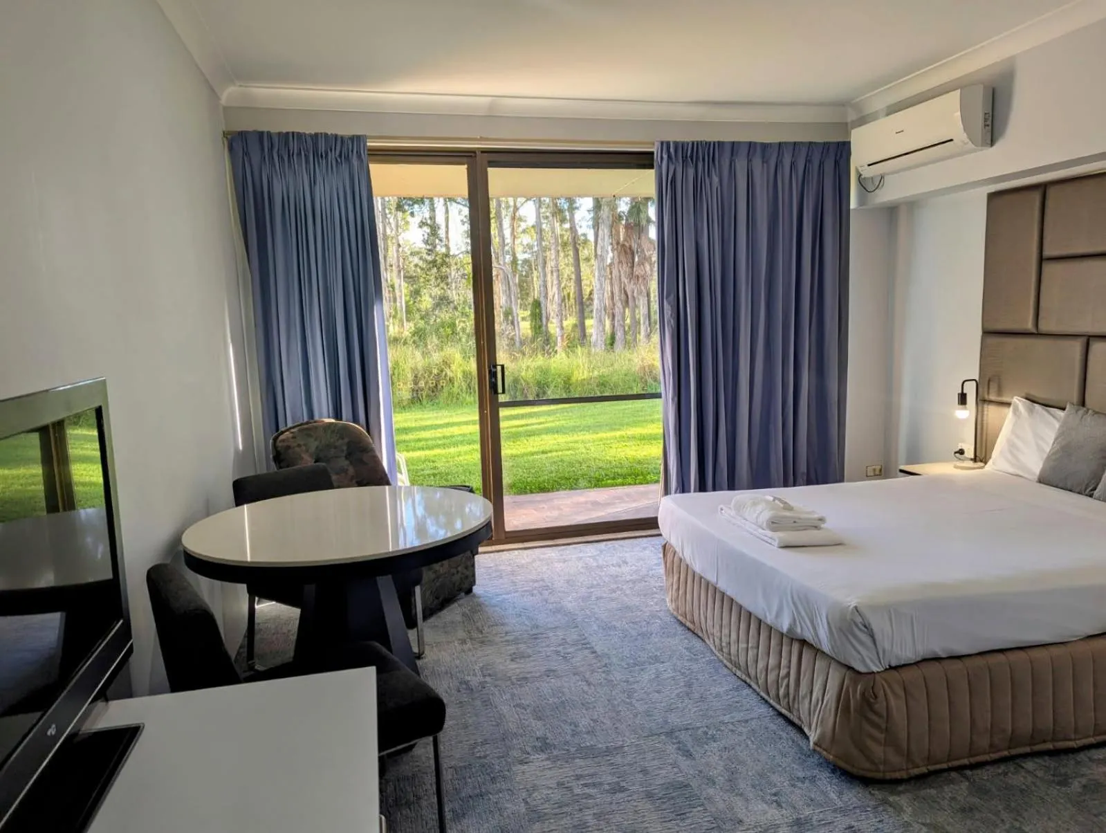 Bed in Island Palms Motor Inn