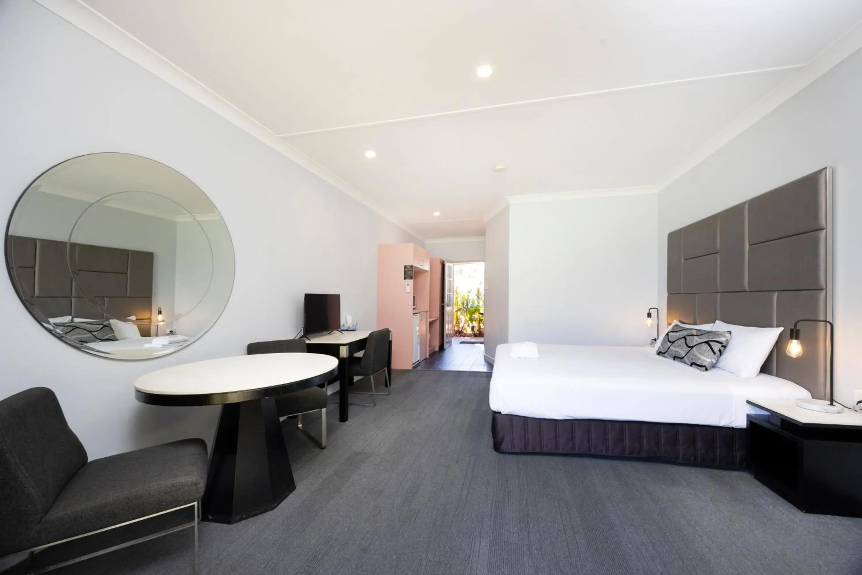 Photo of the whole room, Bed in Island Palms Motor Inn Photo of the whole room, Bed in Island Palms Motor Inn