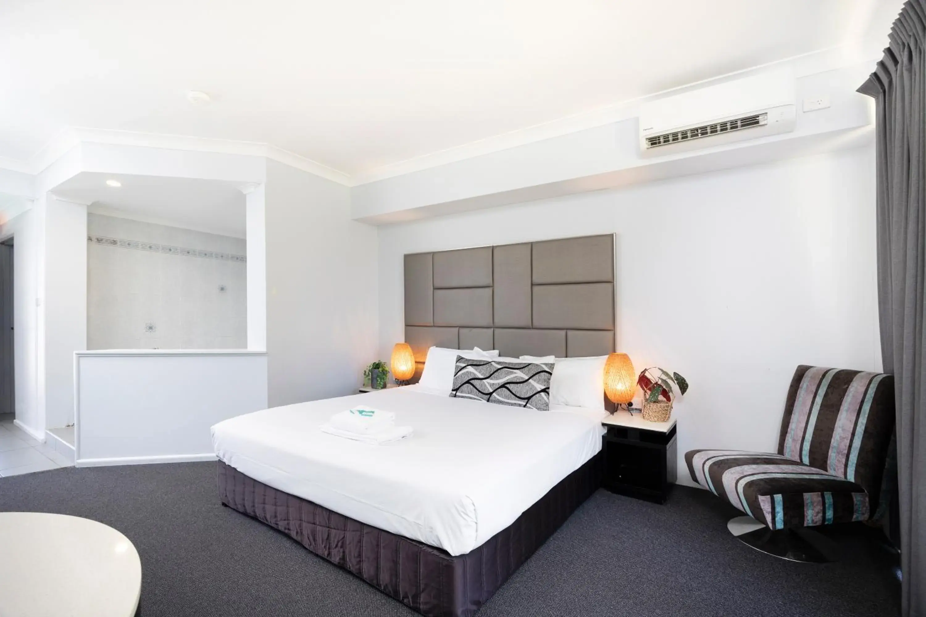 Photo of the whole room, Bed in Island Palms Motor Inn Photo of the whole room, Bed in Island Palms Motor Inn