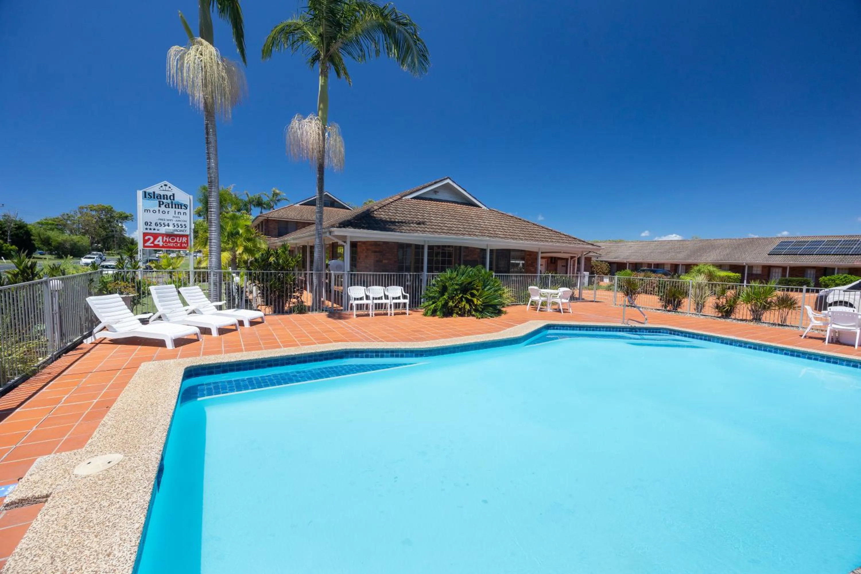 Swimming pool in Island Palms Motor Inn