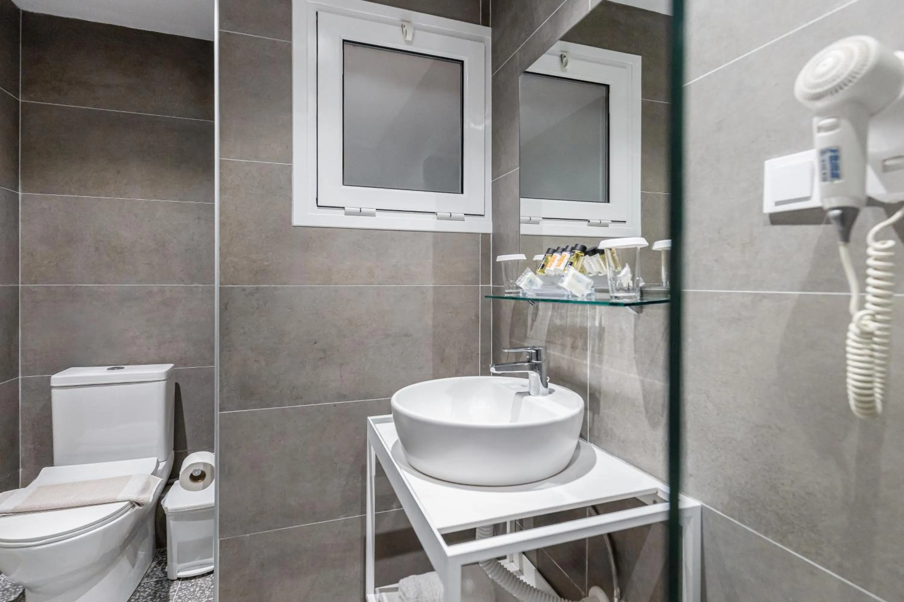 Toilet in Oasis Hotel