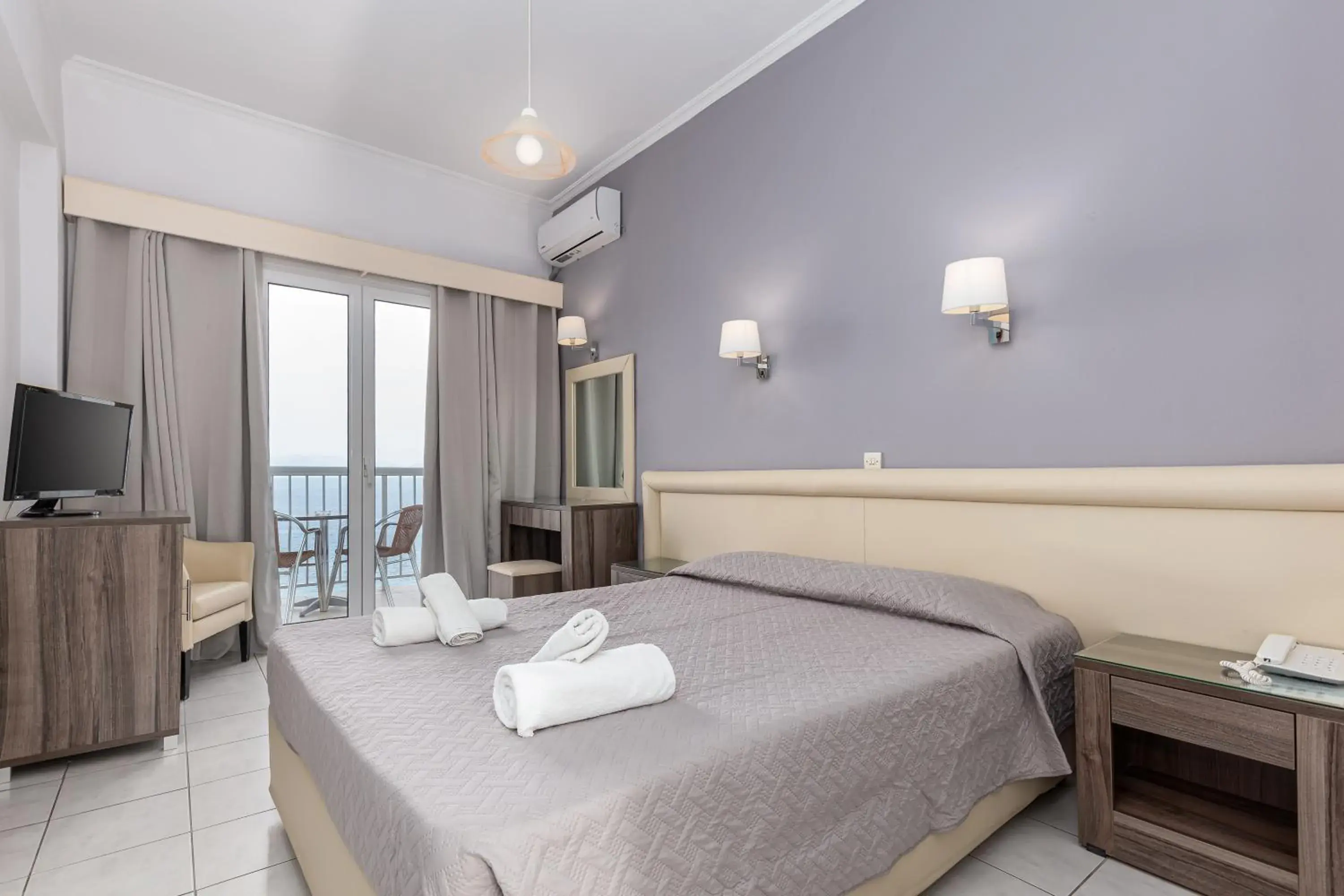 Photo of the whole room, Bed in Oasis Hotel Photo of the whole room, Bed in Oasis Hotel