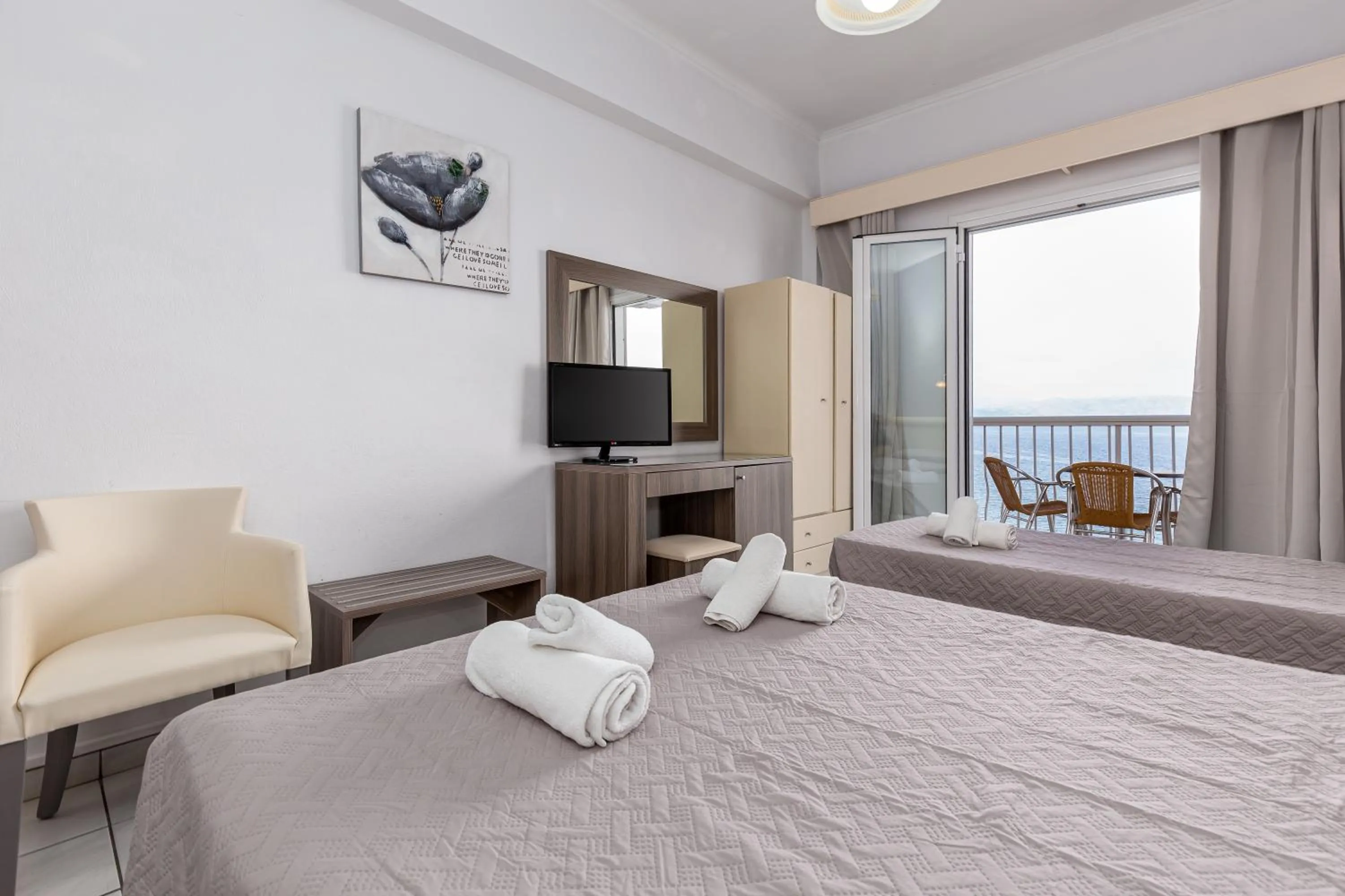 Photo of the whole room, Bed in Oasis Hotel