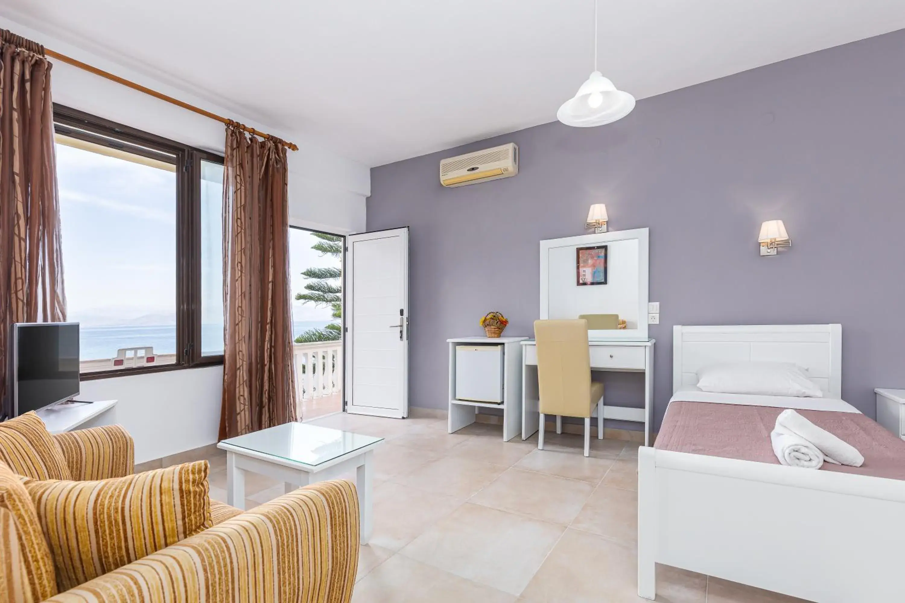 Bedroom, Bed in Oasis Hotel Bedroom, Bed in Oasis Hotel