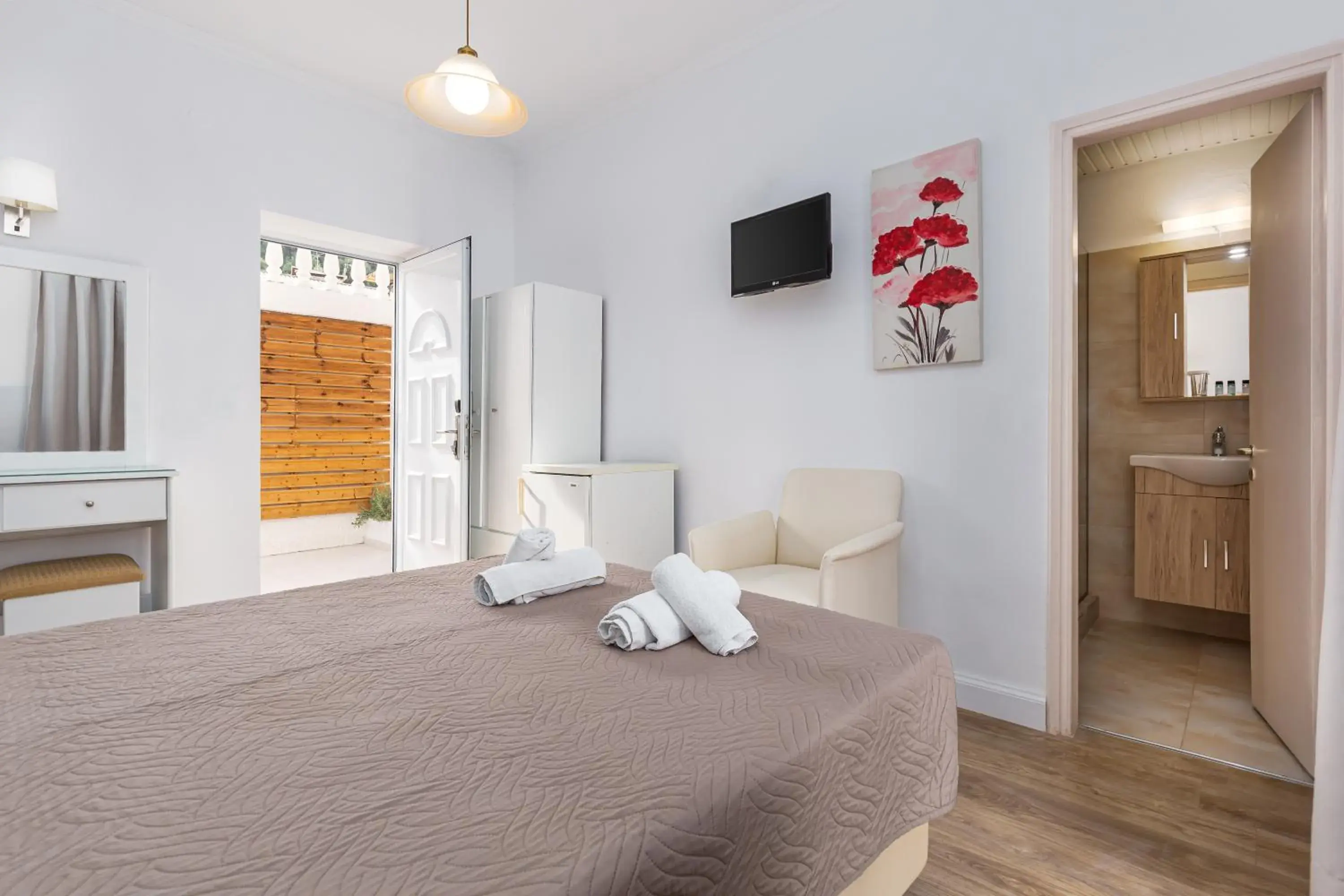 Photo of the whole room, Bed in Oasis Hotel Photo of the whole room, Bed in Oasis Hotel